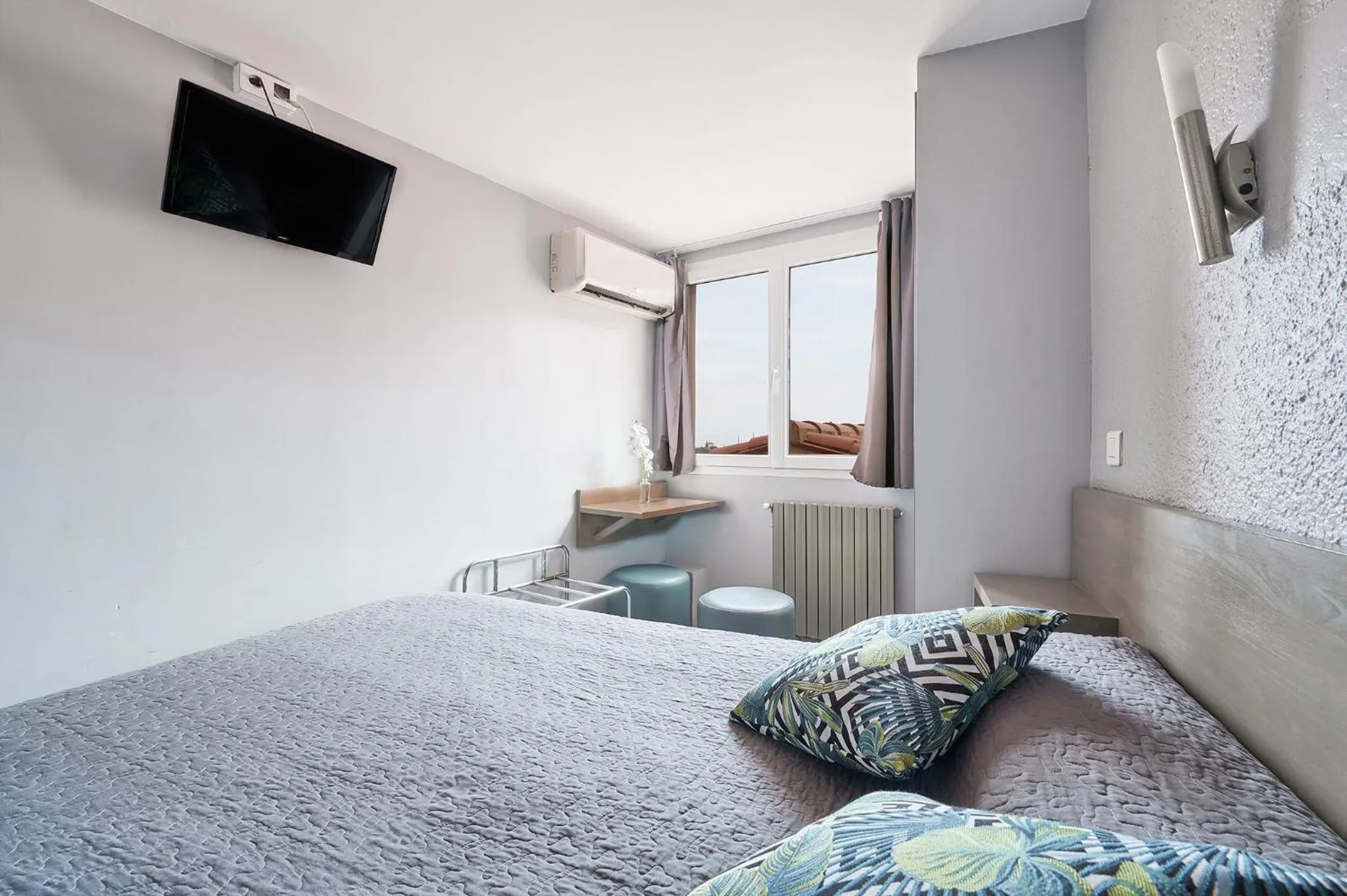 Bed in Logis Hôtel le Triton