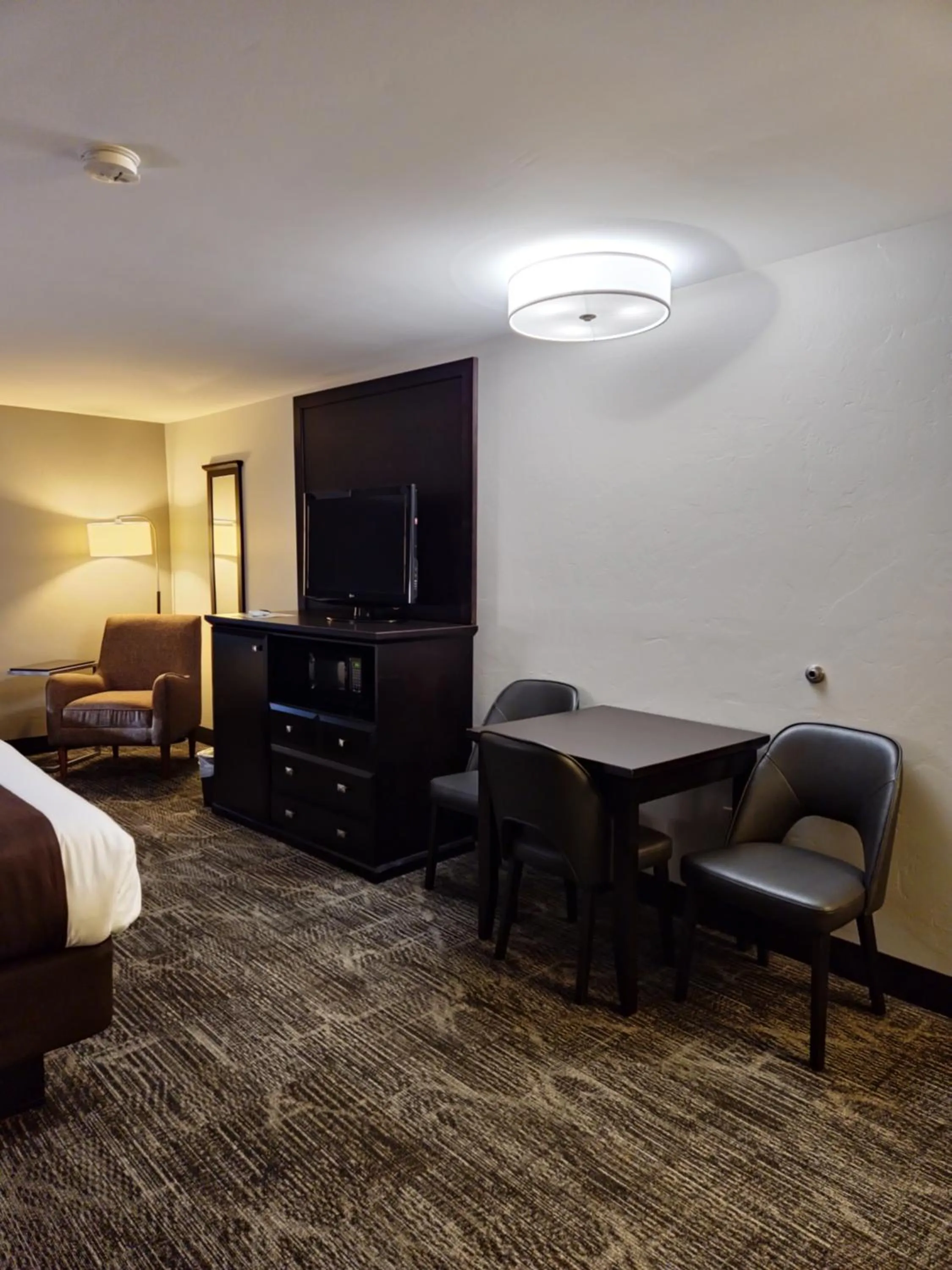 hair dresser, Bed in Kelly Inn Billings