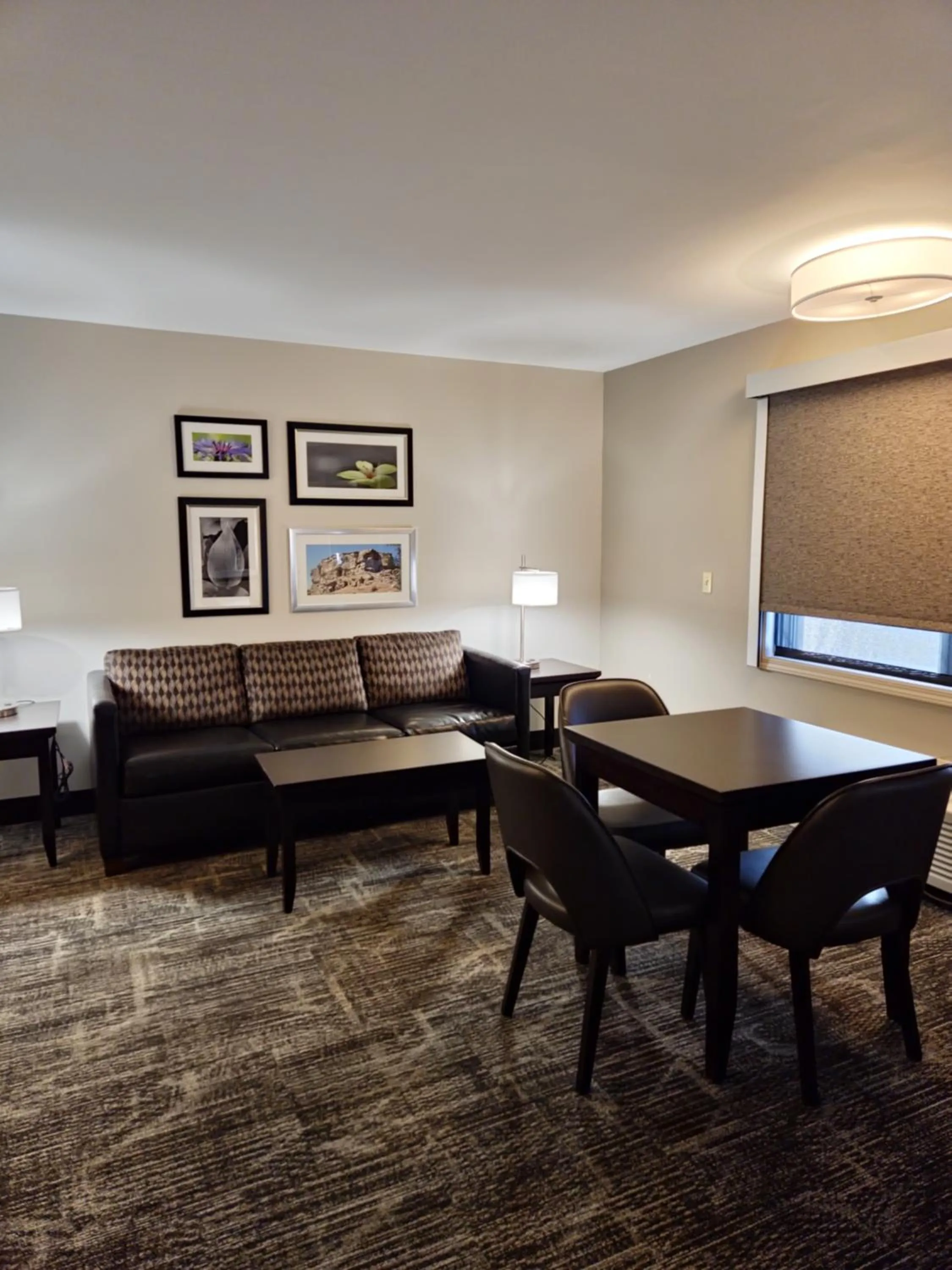 Seating area in Kelly Inn Billings