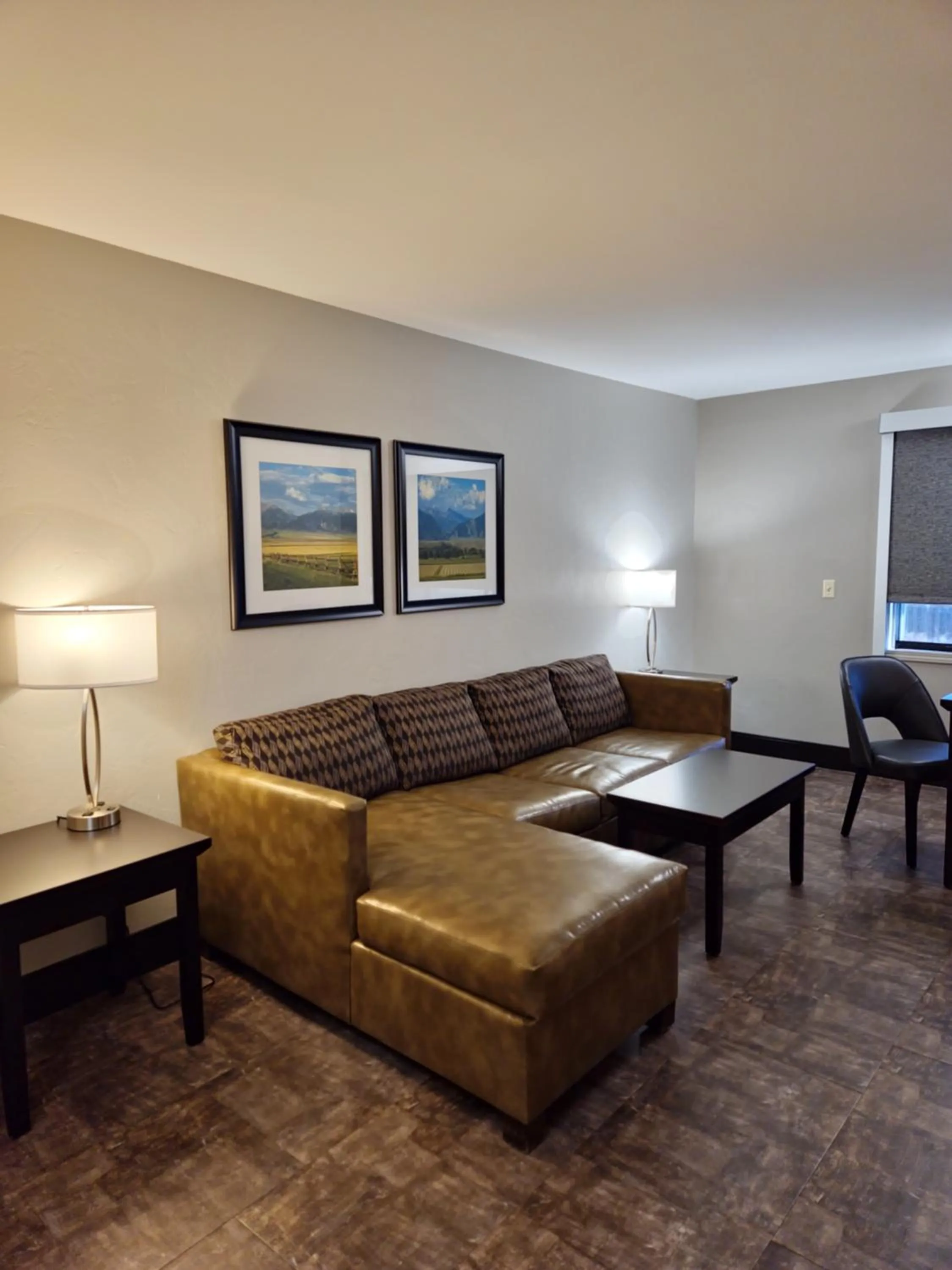 Seating area in Kelly Inn Billings