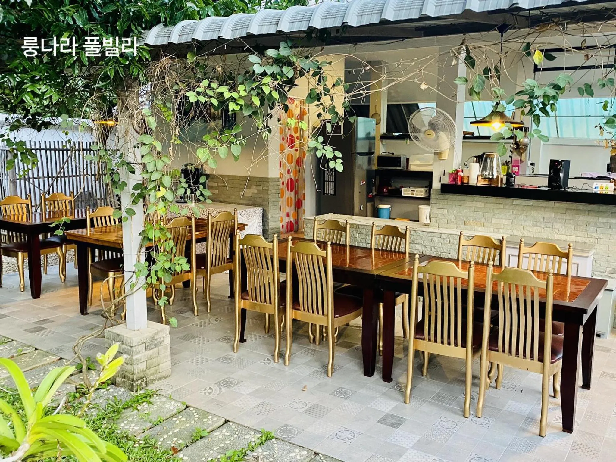 Dining area in Rungnara pool villa