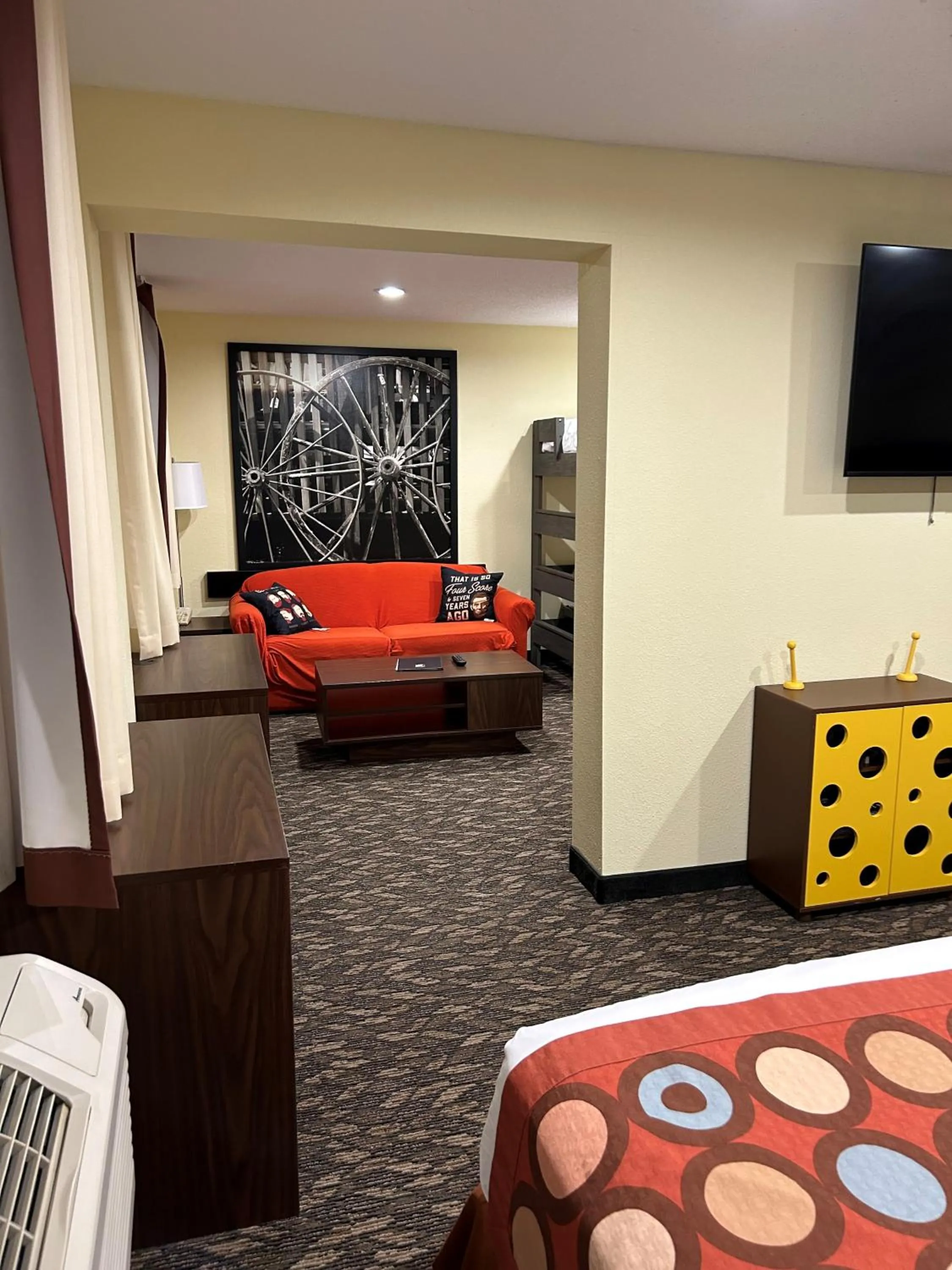 Seating area, Bed in Super 8 by Wyndham Gettysburg