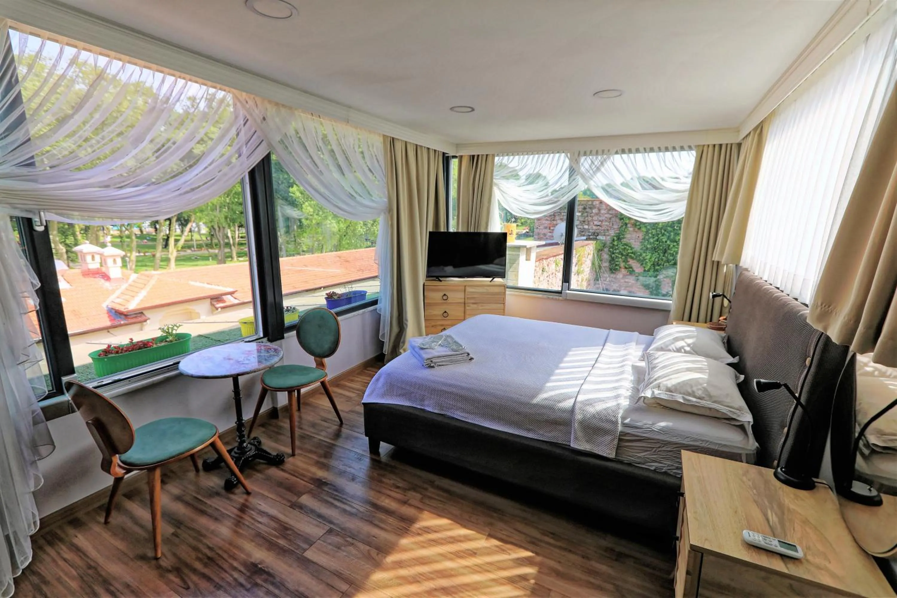 Photo of the whole room, Bed in Romantic Mansion