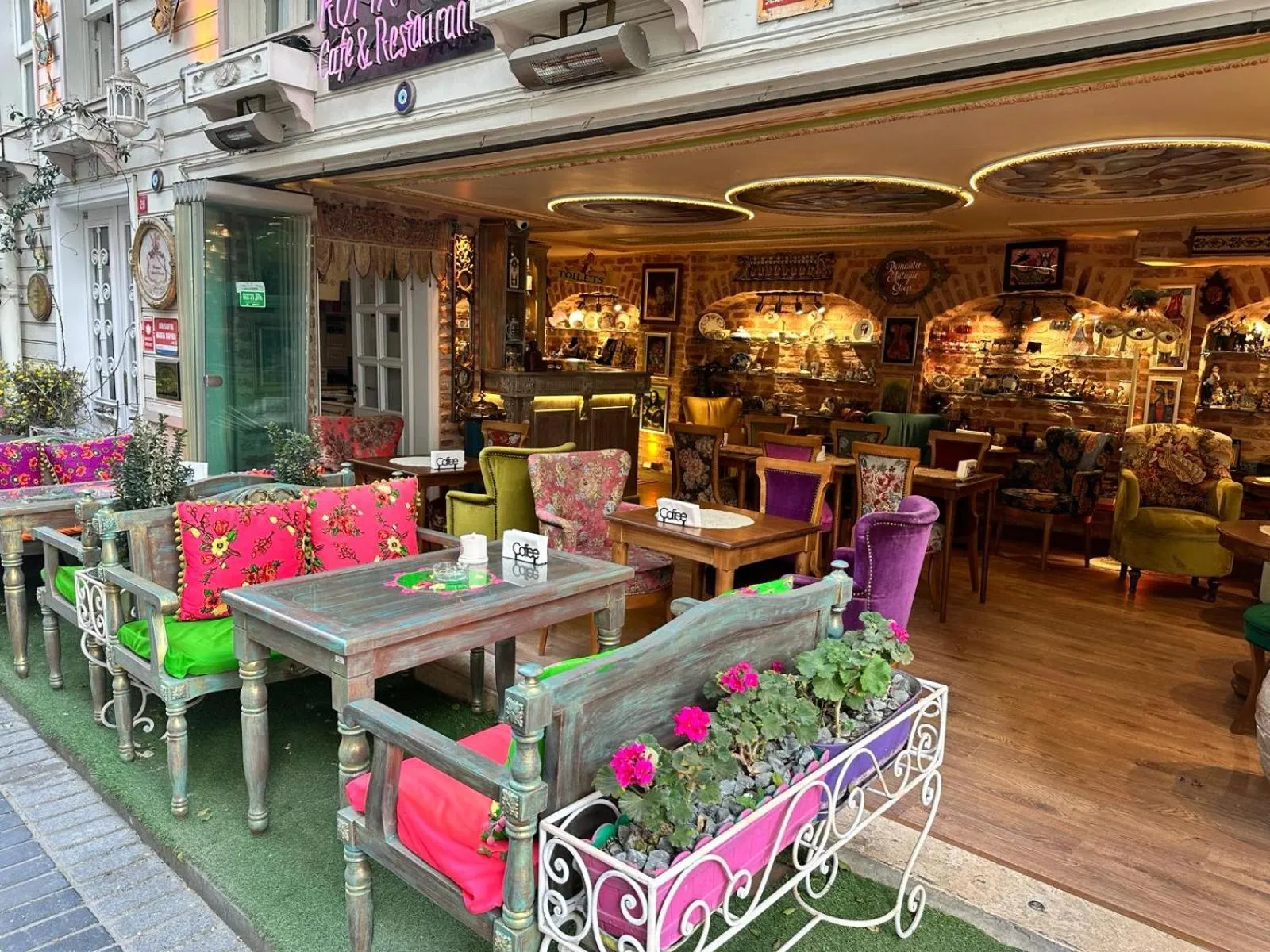 Restaurant/places to eat in Romantic Mansion