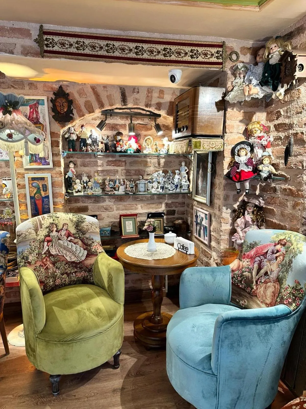 Restaurant/places to eat in Romantic Mansion