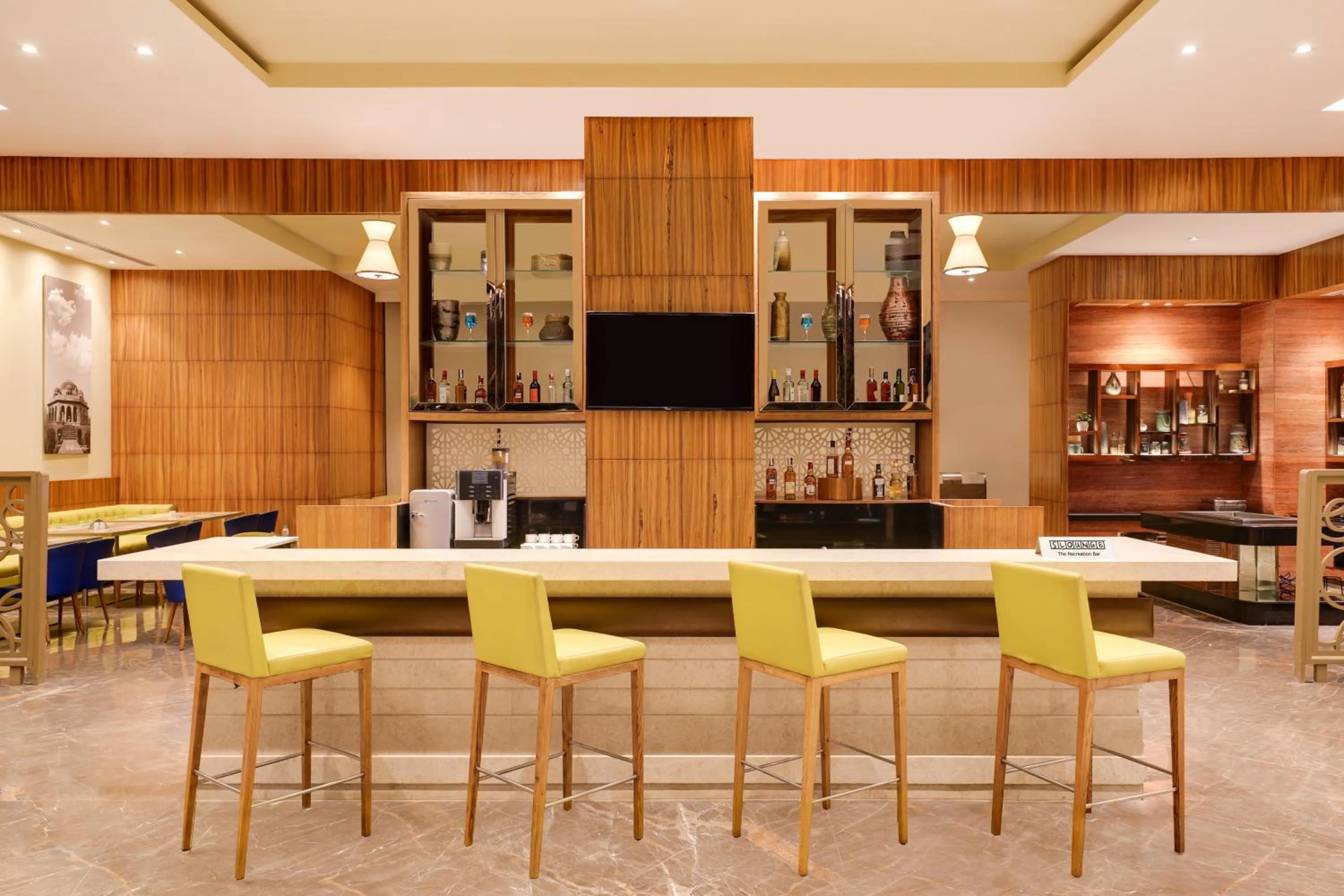 Lounge or bar in Lemon Tree Hotel, Sector 68, Sohna Road, Gurugram