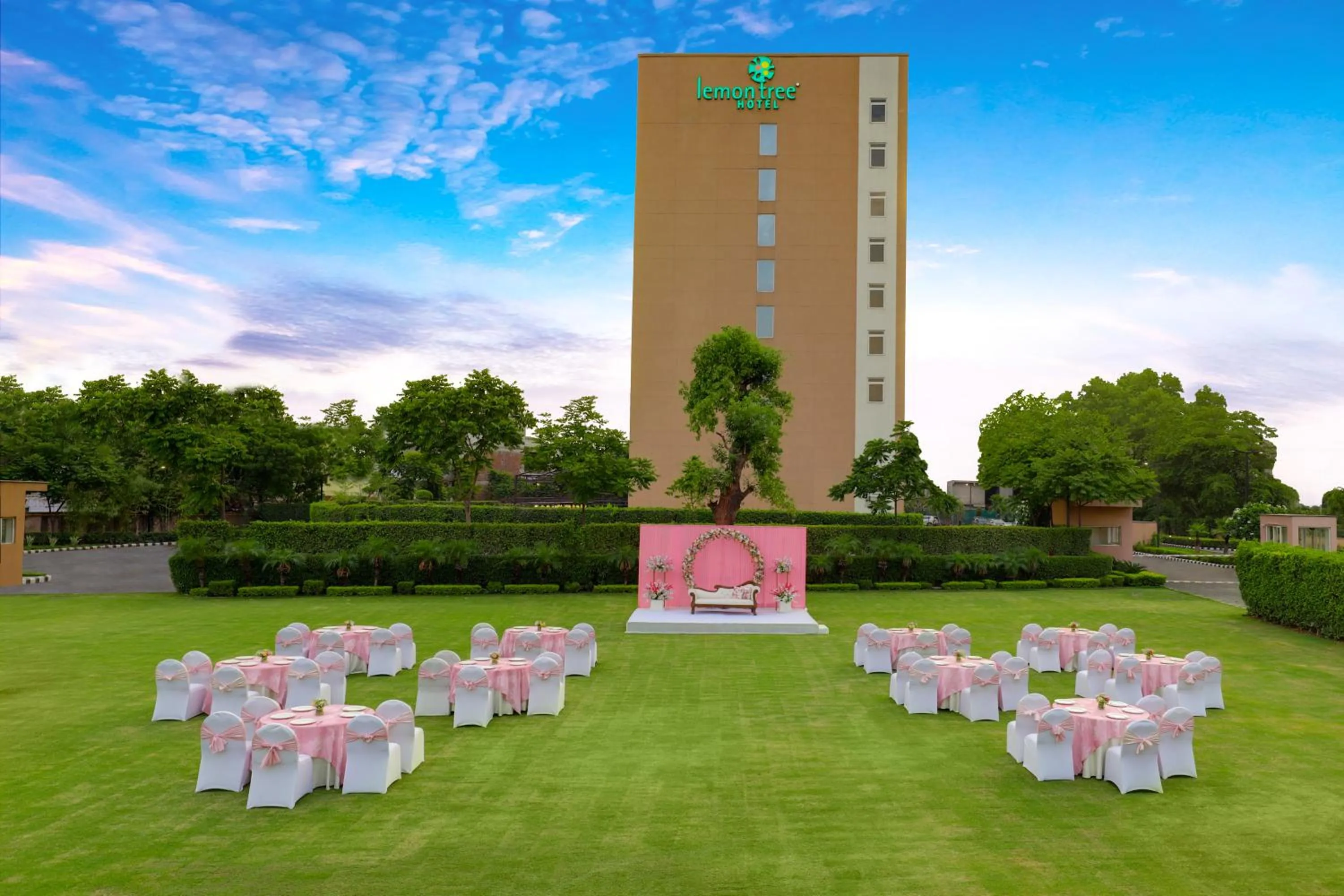 Banquet/Function facilities in Lemon Tree Hotel, Sector 68, Sohna Road, Gurugram