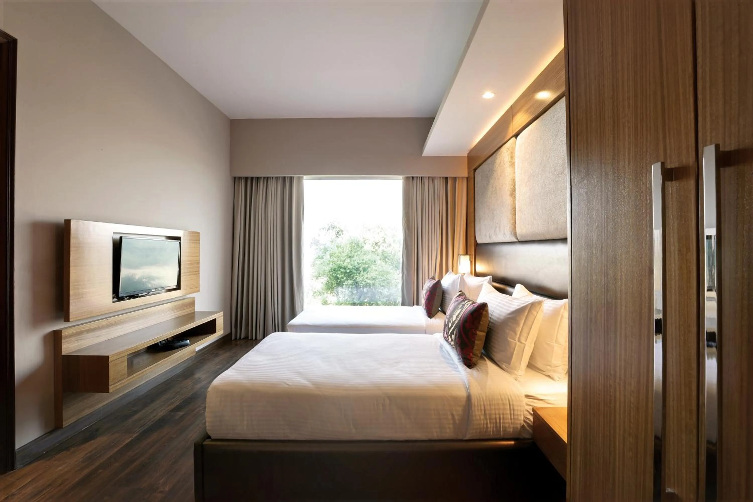 Bedroom, Bed in Lemon Tree Hotel, Sector 68, Sohna Road, Gurugram