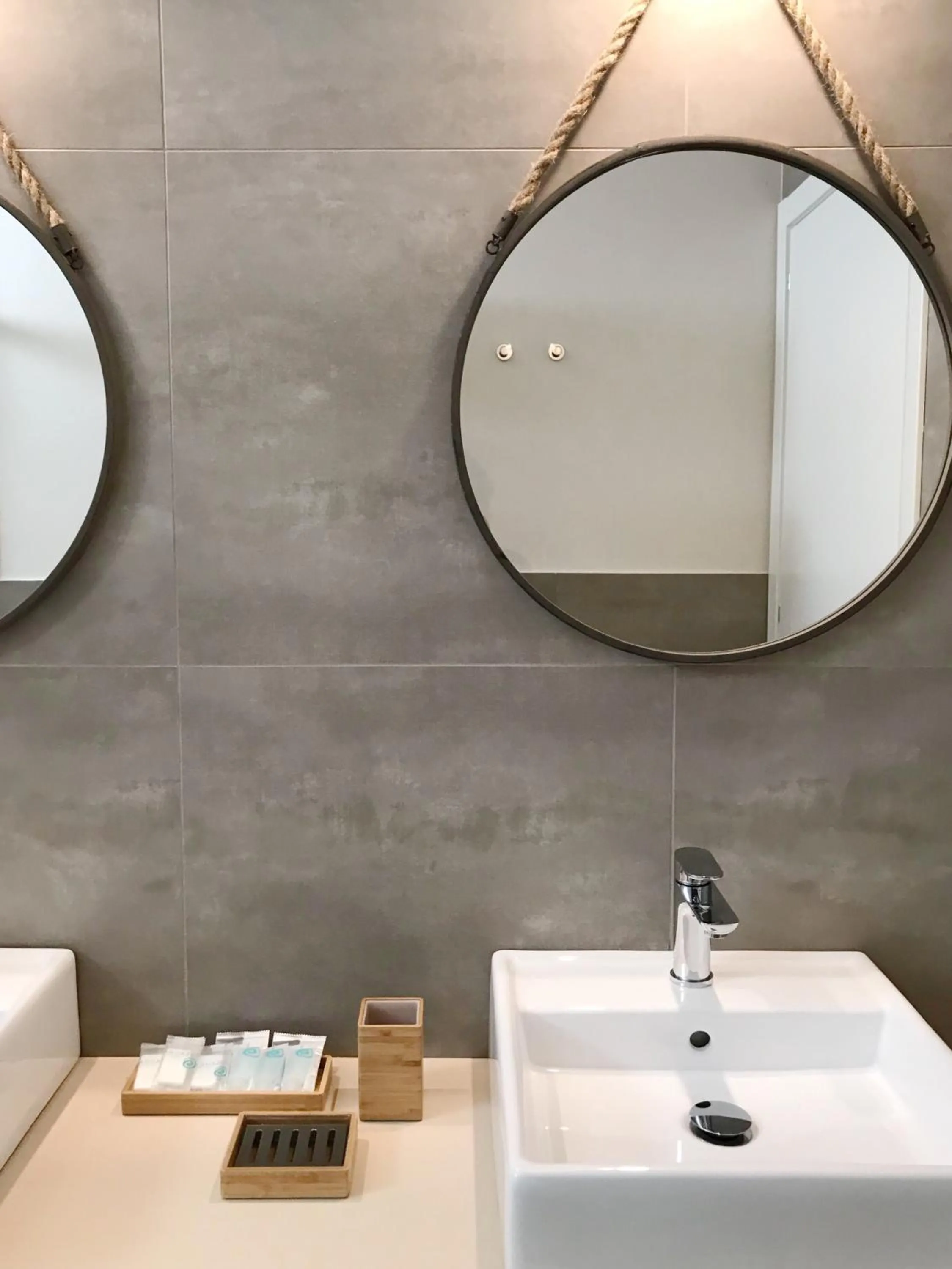 Bathroom in Hotel Flora