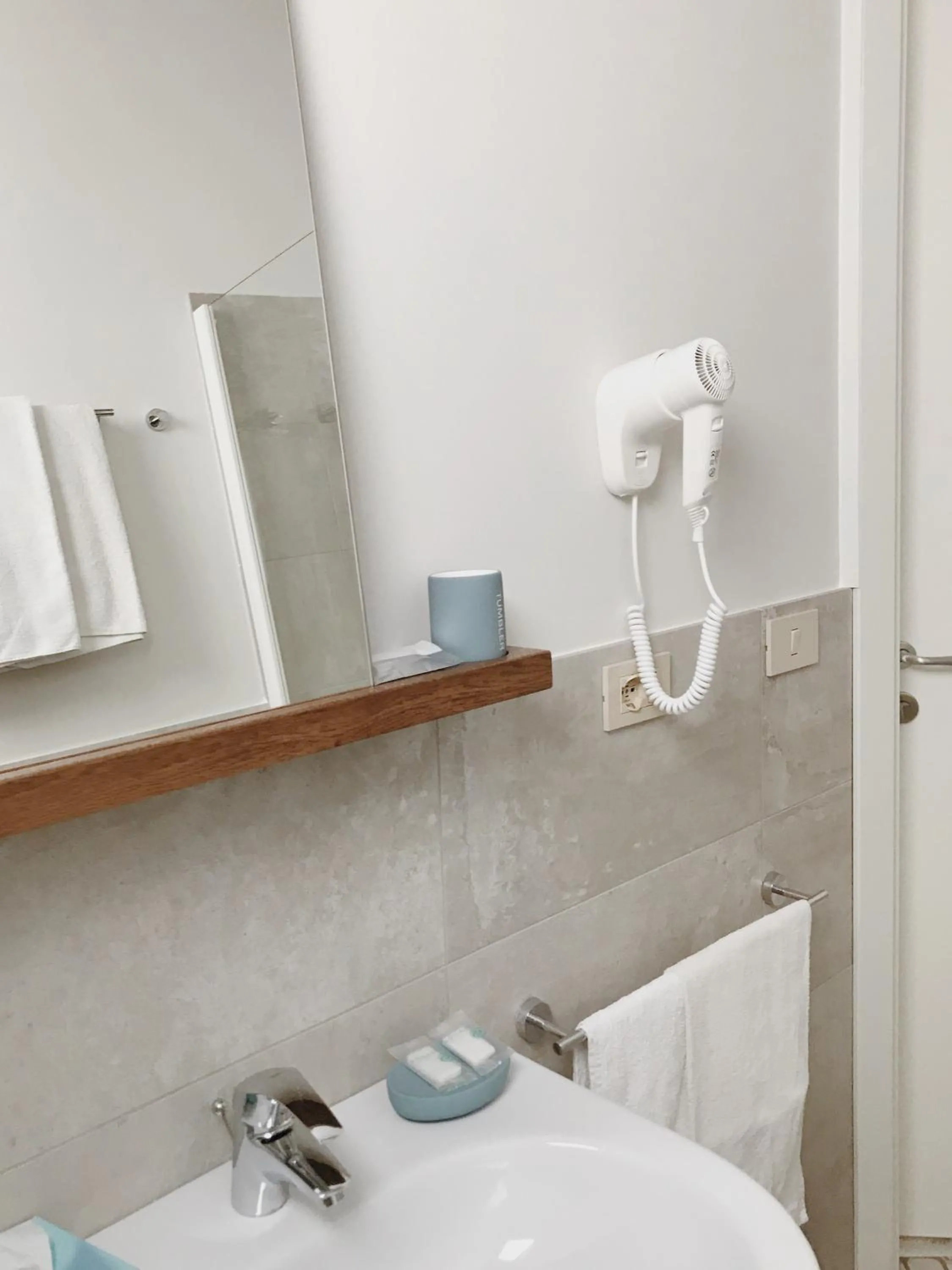 Bathroom in Hotel Flora
