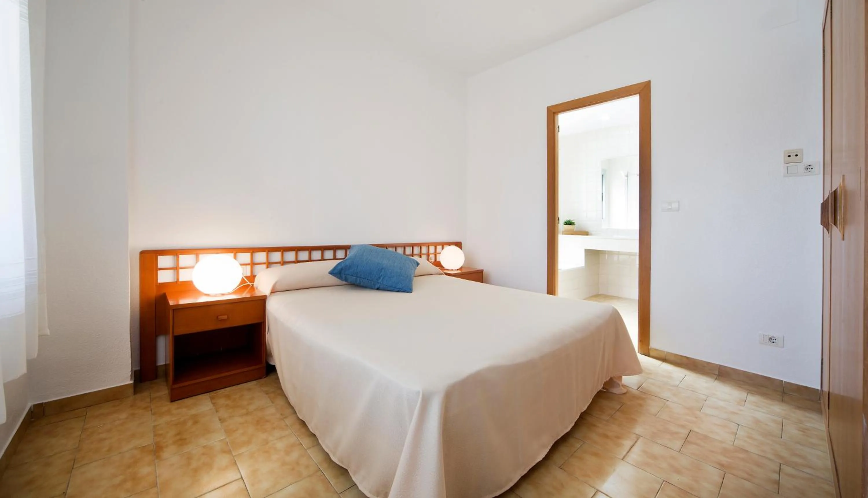 Photo of the whole room, Bed in Bali Orangecosta