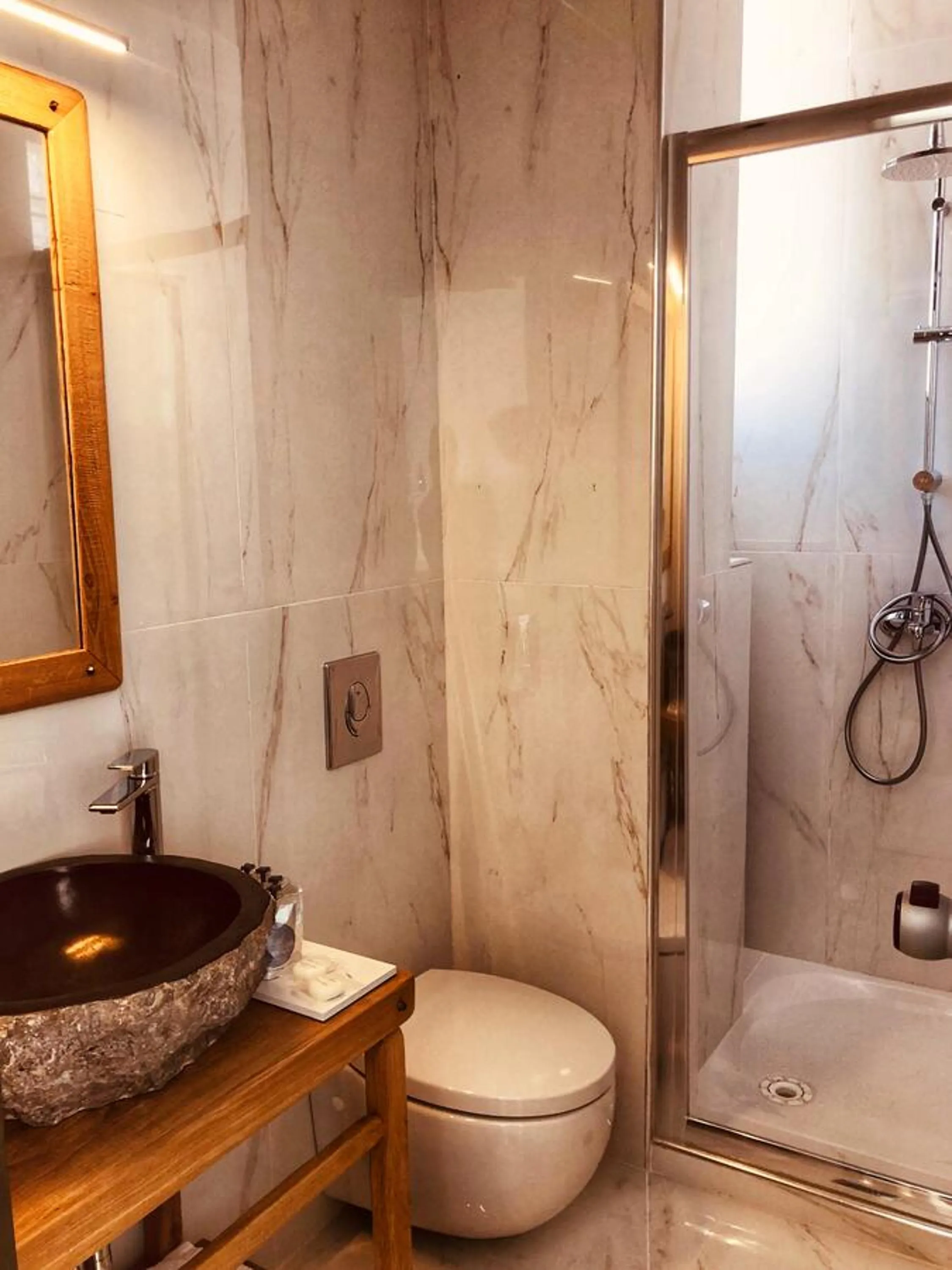 Shower in Hotel Acropol