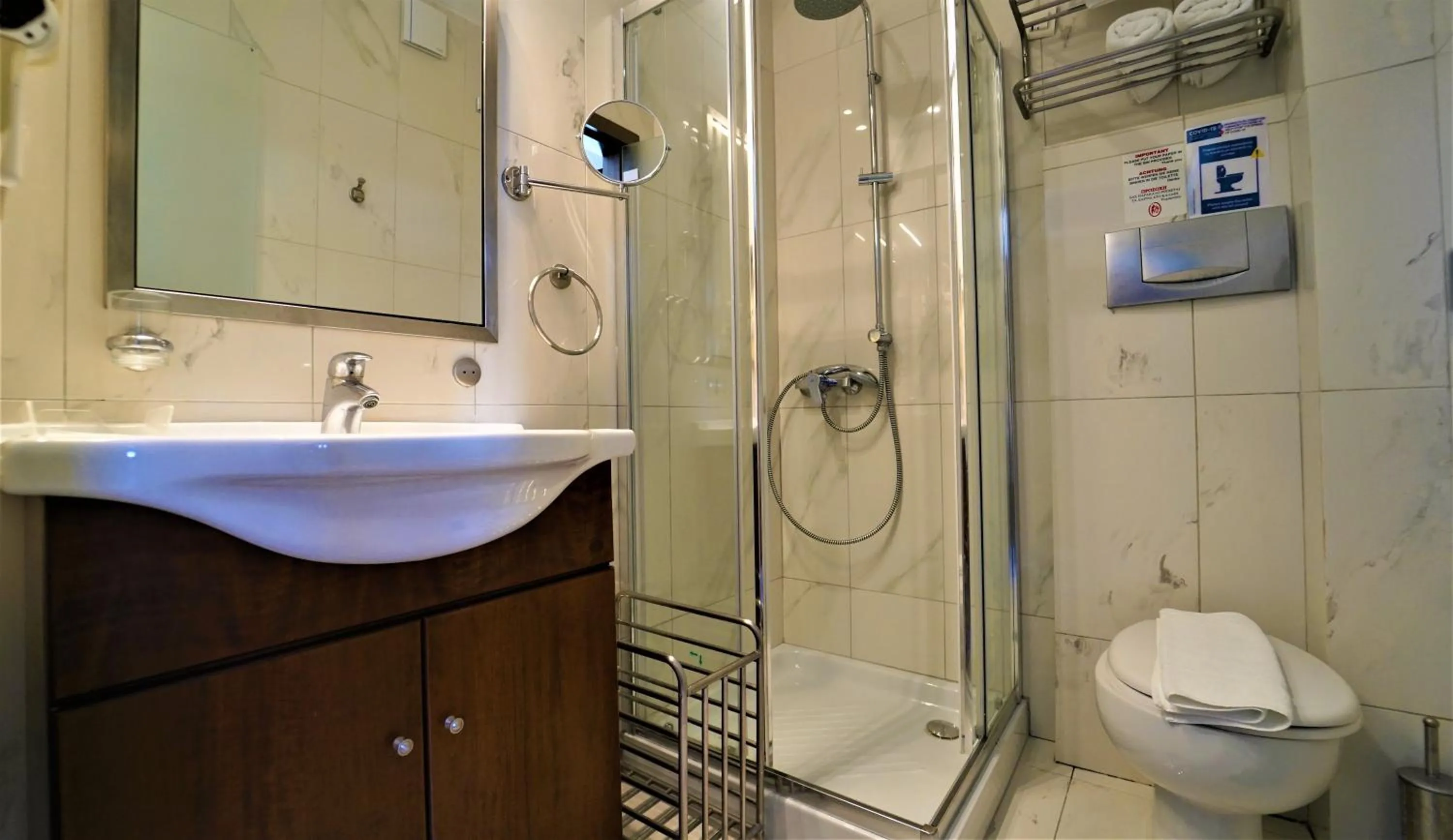 Bathroom in Hotel Acropol