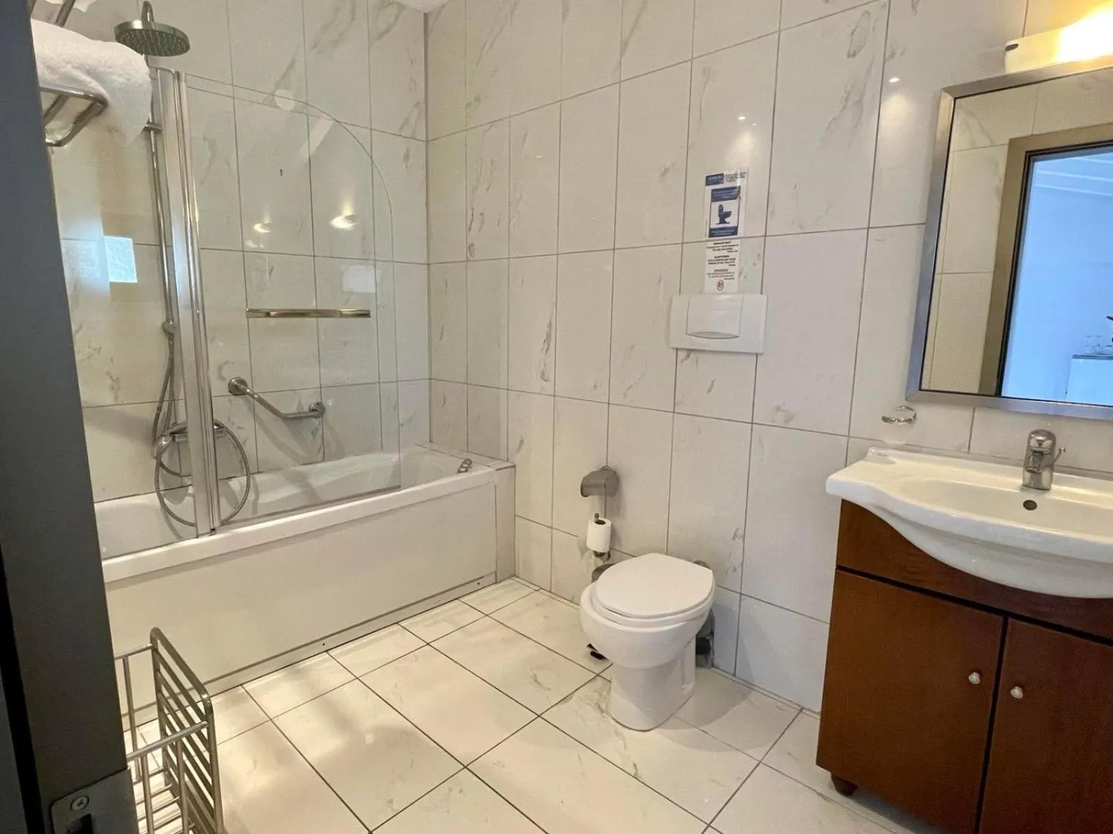Bathroom in Hotel Acropol
