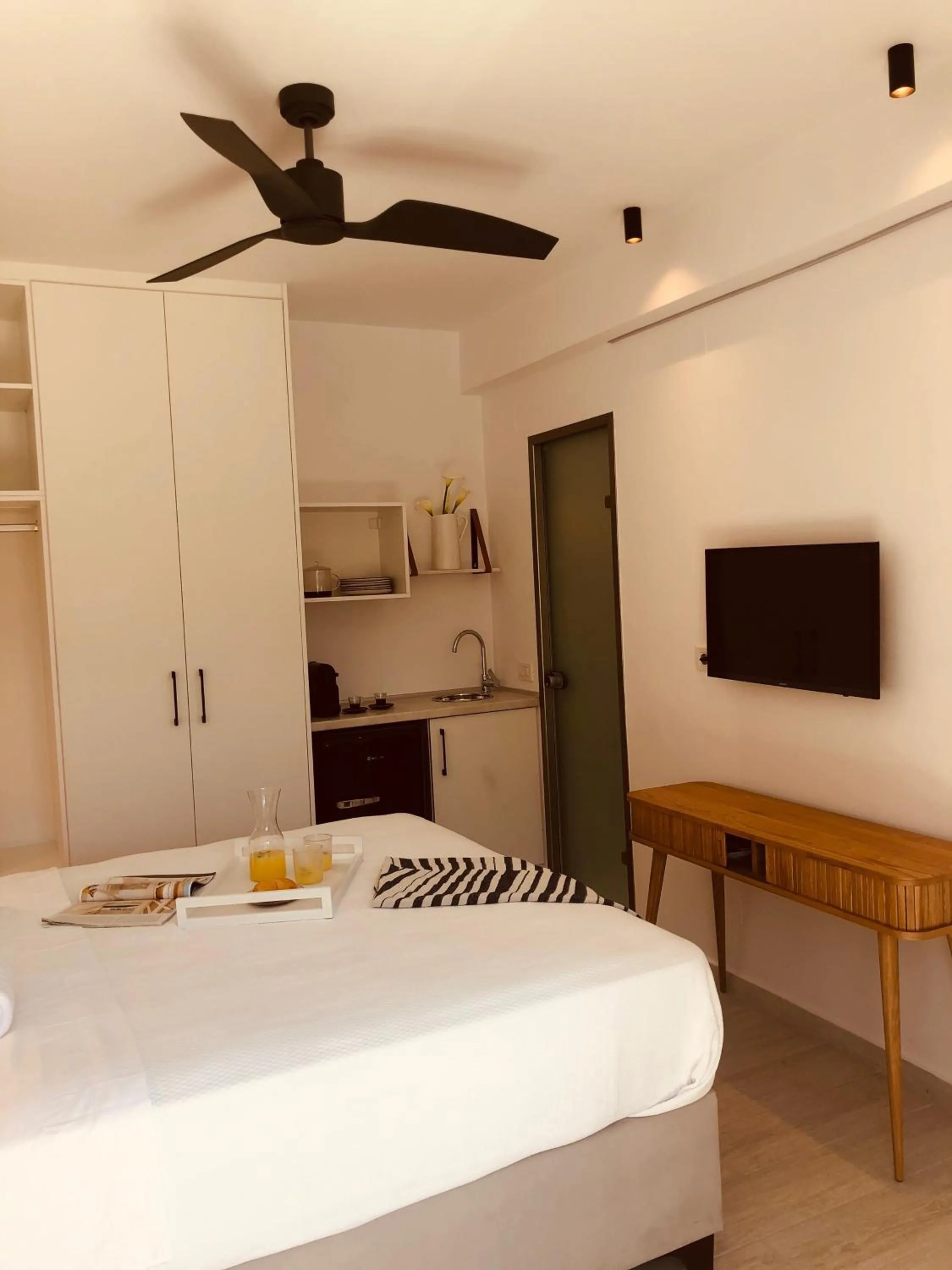 Photo of the whole room in Hotel Acropol