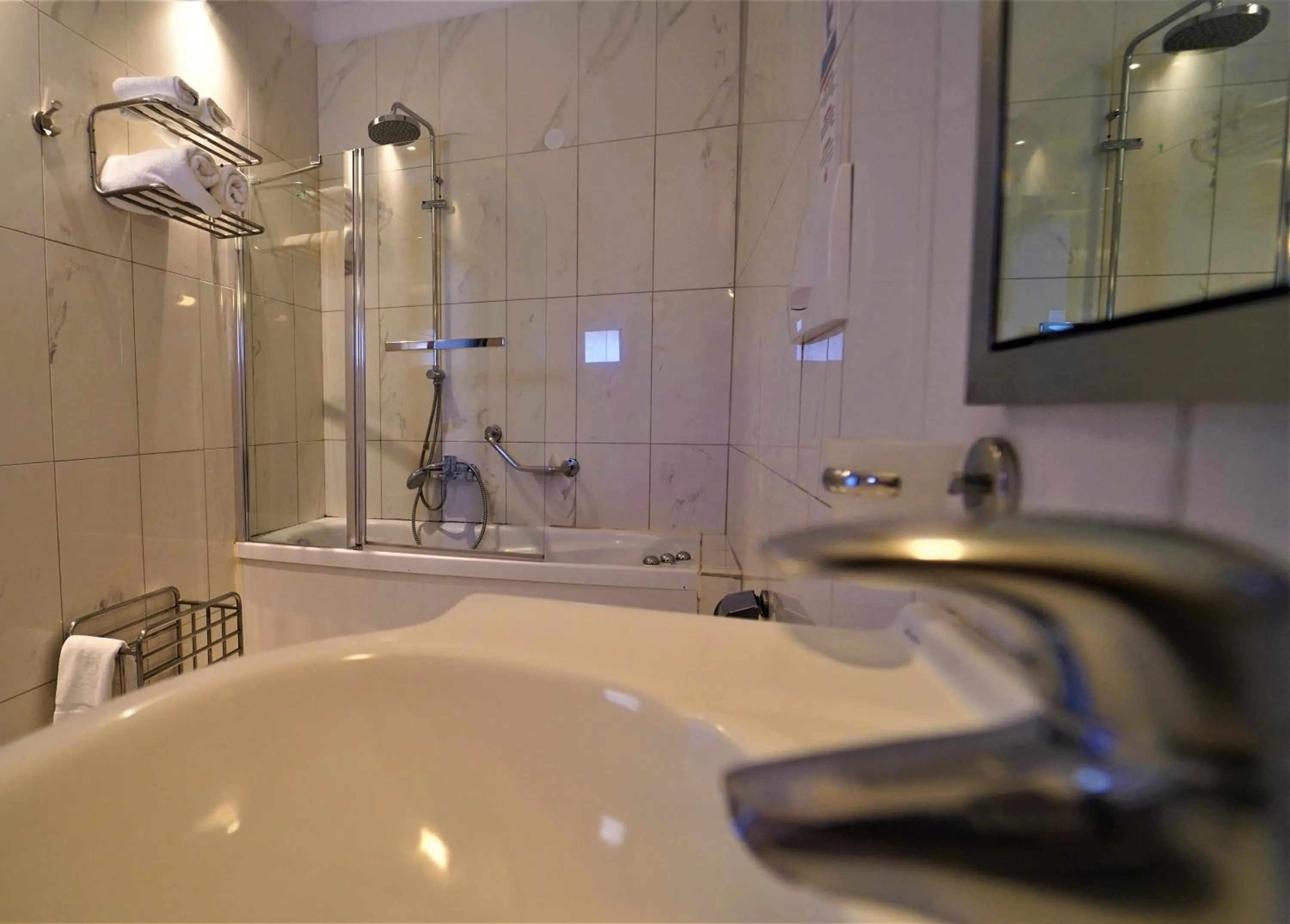 Bathroom in Hotel Acropol
