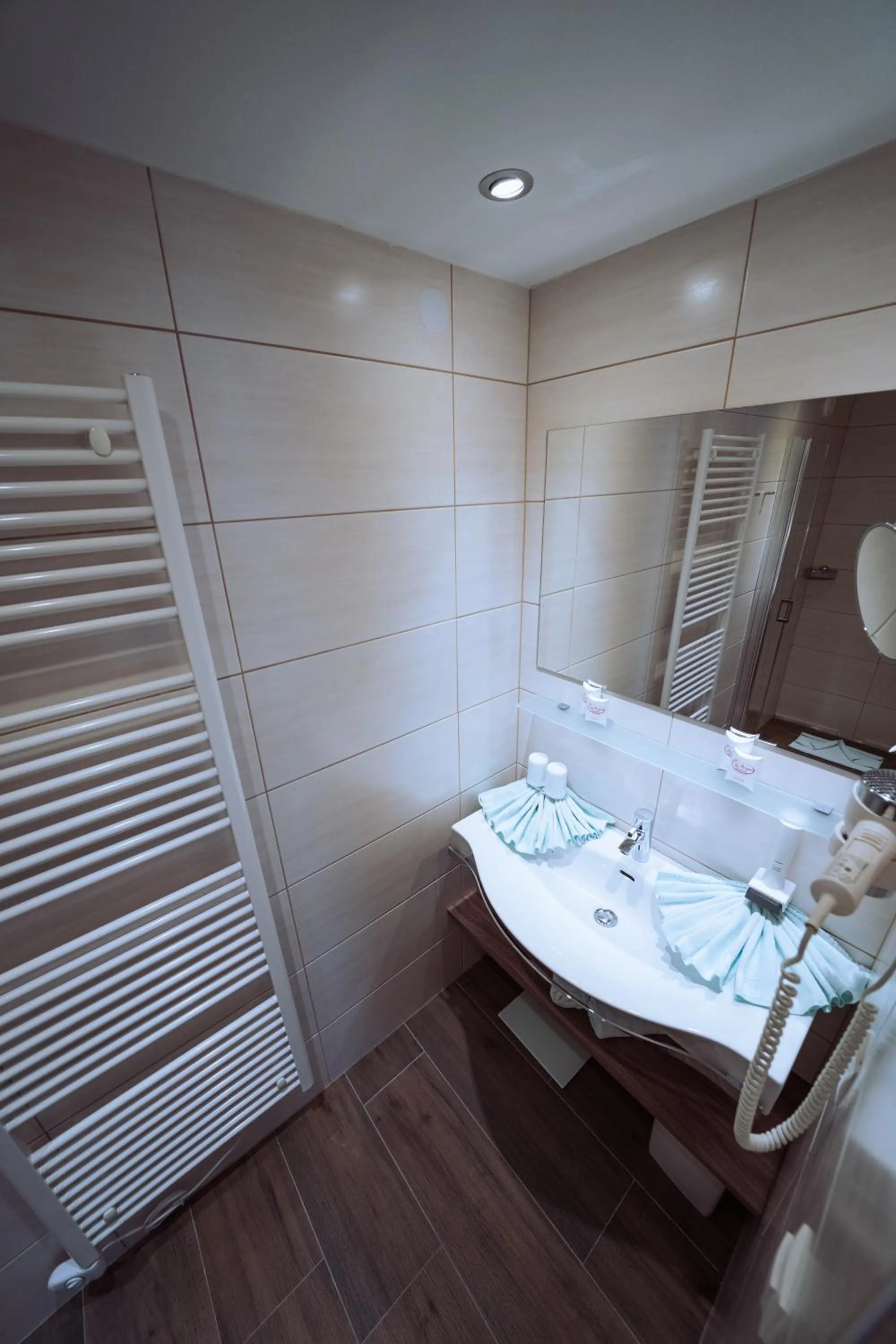 Bathroom, Bed in Hotel Wagner