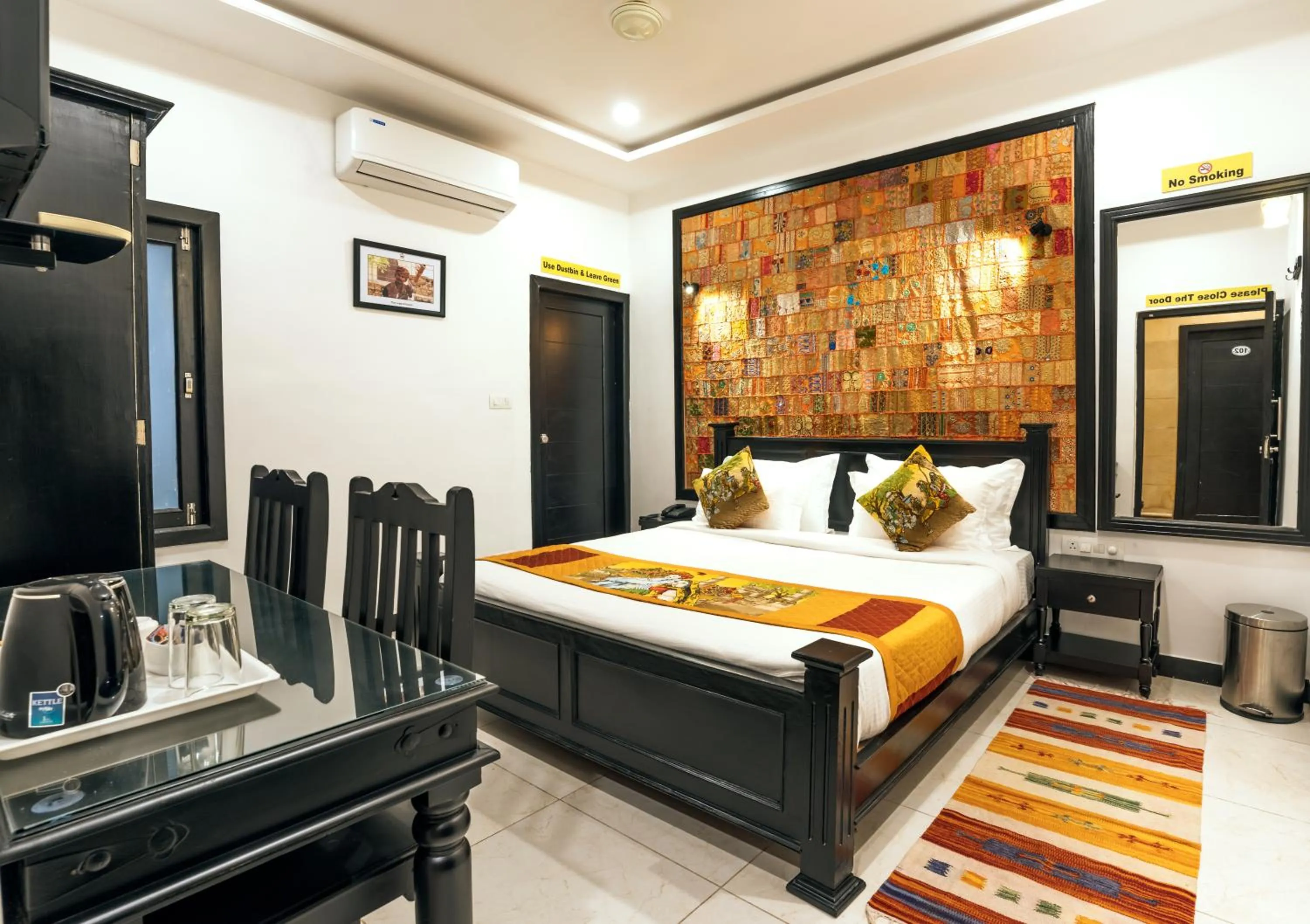 Photo of the whole room, Bed in The Legend Haveli