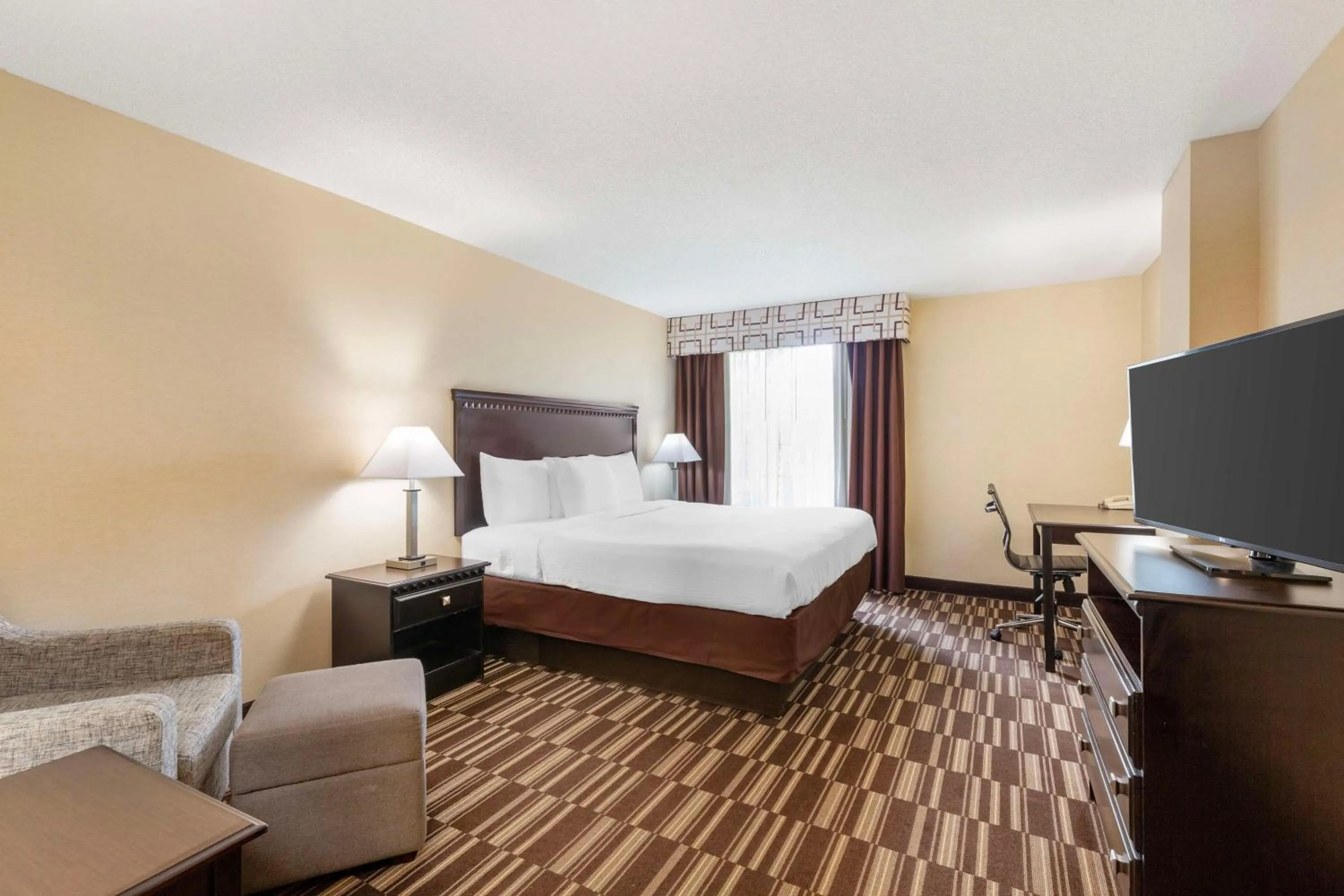 Bedroom, Bed in Best Western PLUS Victor Inn & Suites