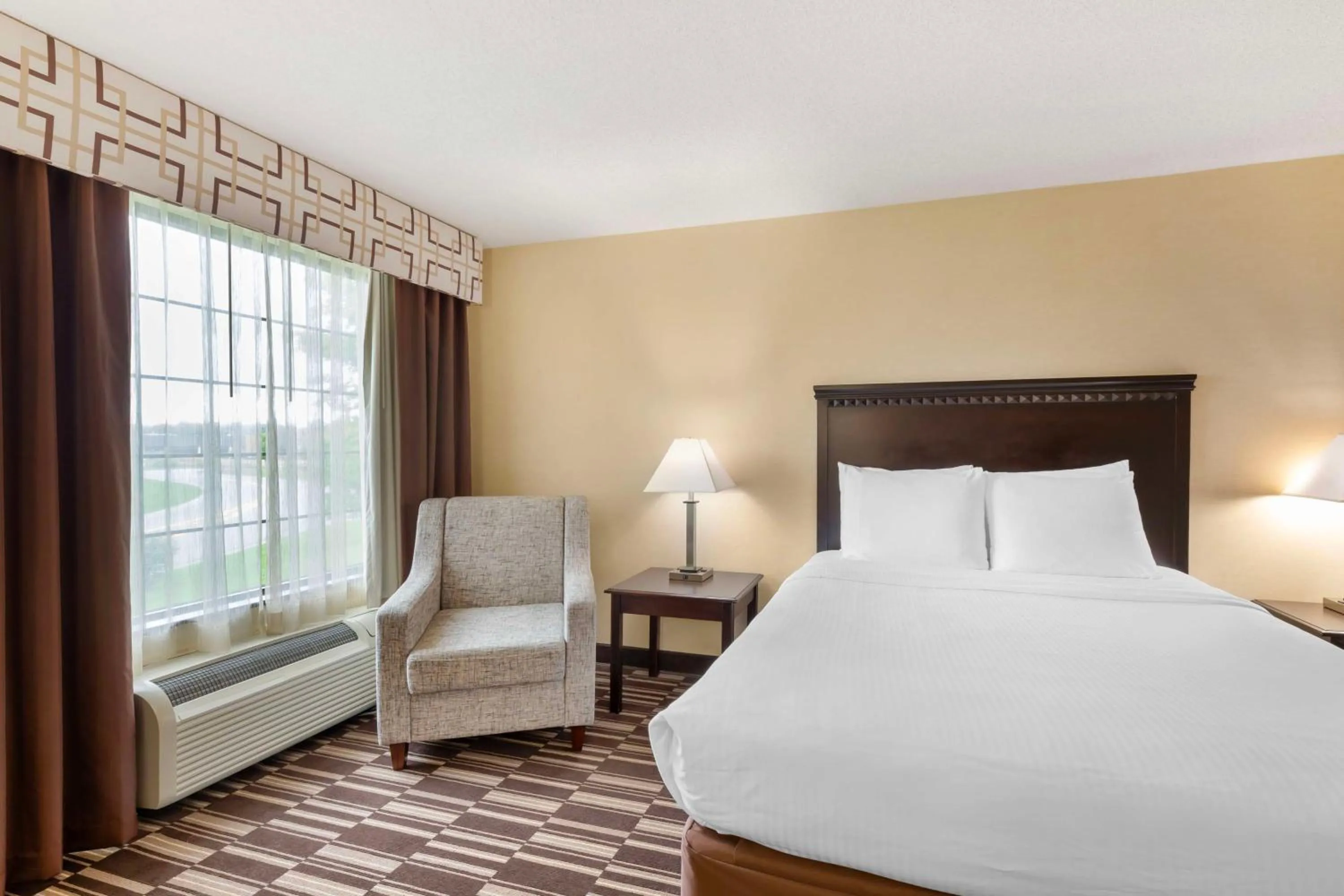 Bedroom, Bed in Best Western PLUS Victor Inn & Suites