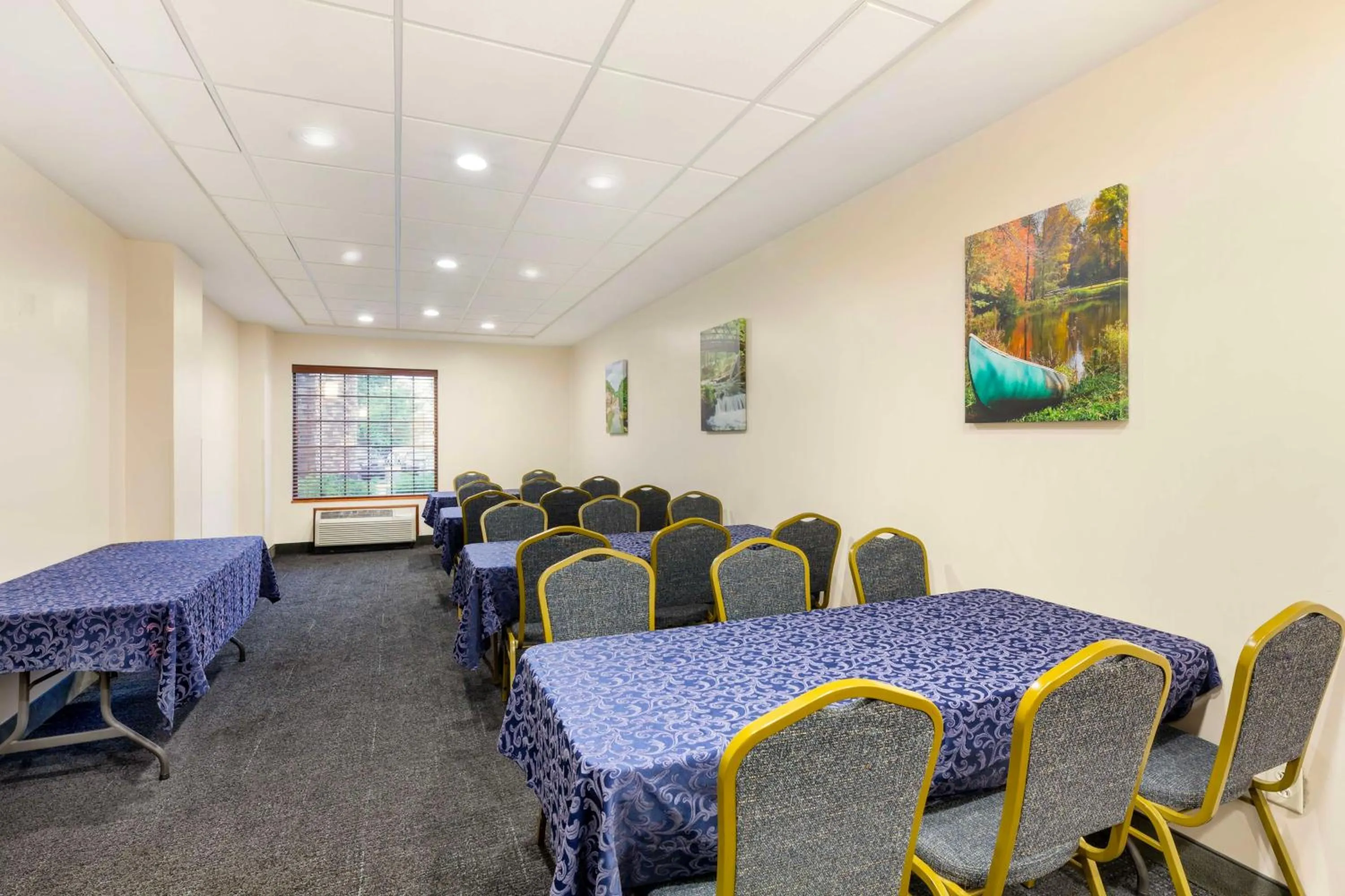 Meeting/conference room in Best Western PLUS Victor Inn & Suites