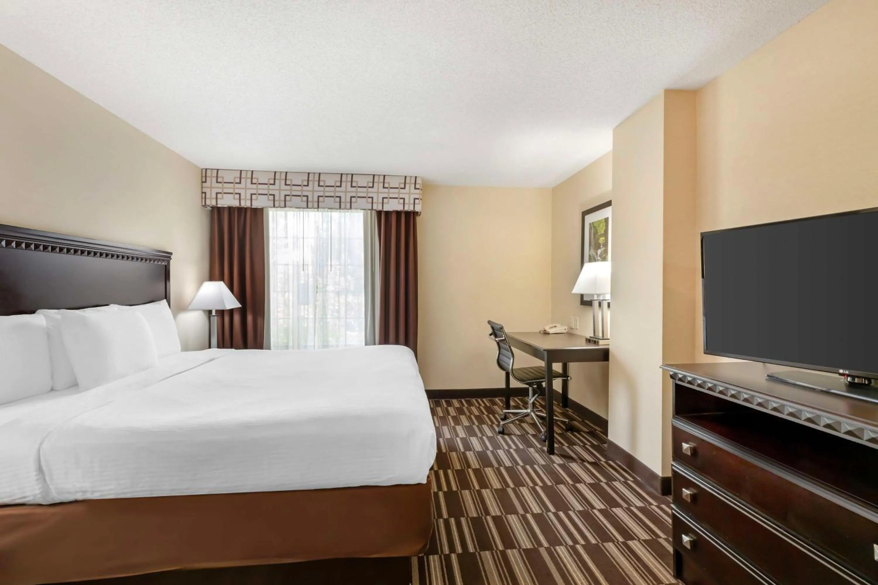 Bedroom, Bed in Best Western PLUS Victor Inn & Suites