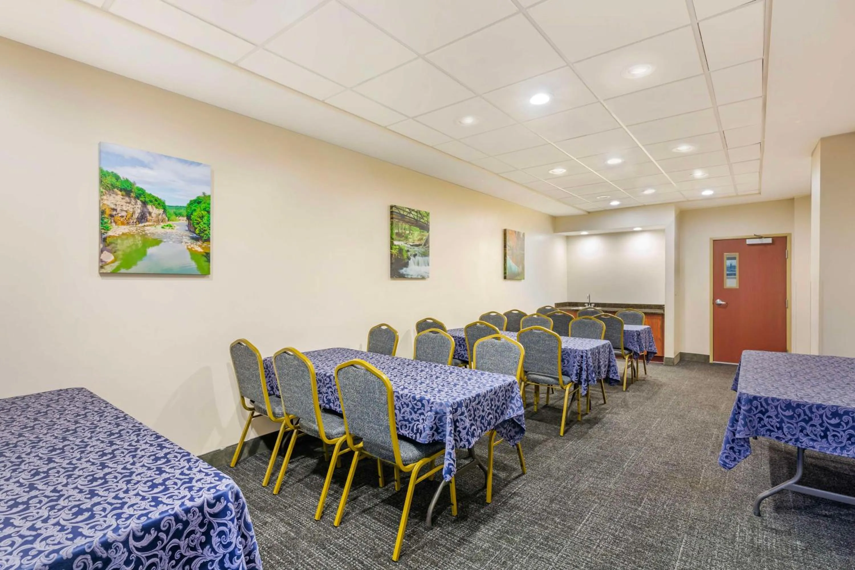 Meeting/conference room in Best Western PLUS Victor Inn & Suites