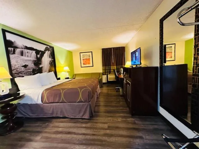 Bedroom, Bed in Super 8 by Wyndham Branson By Andy Williams Theatre