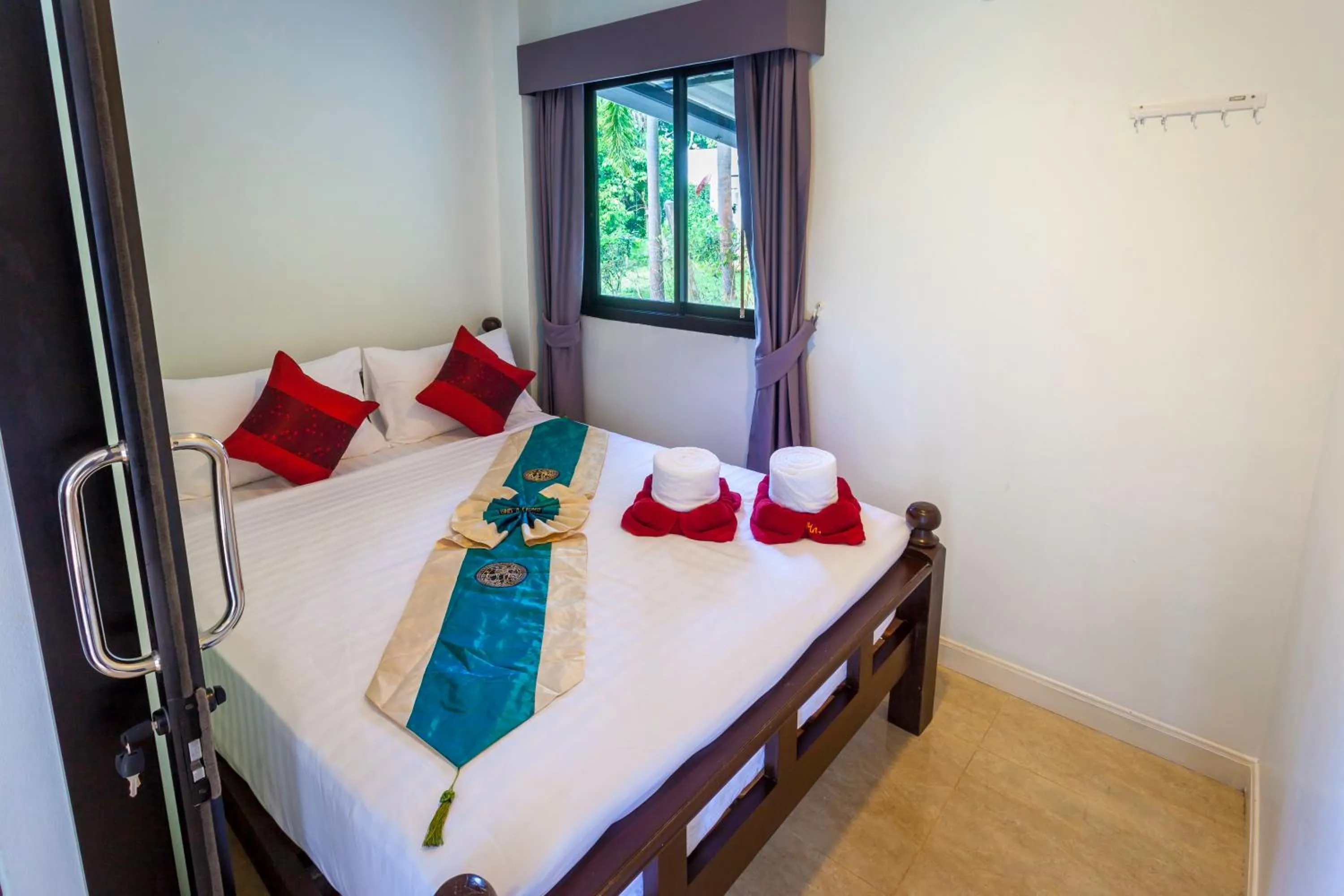 Bed in White Flower Lanta