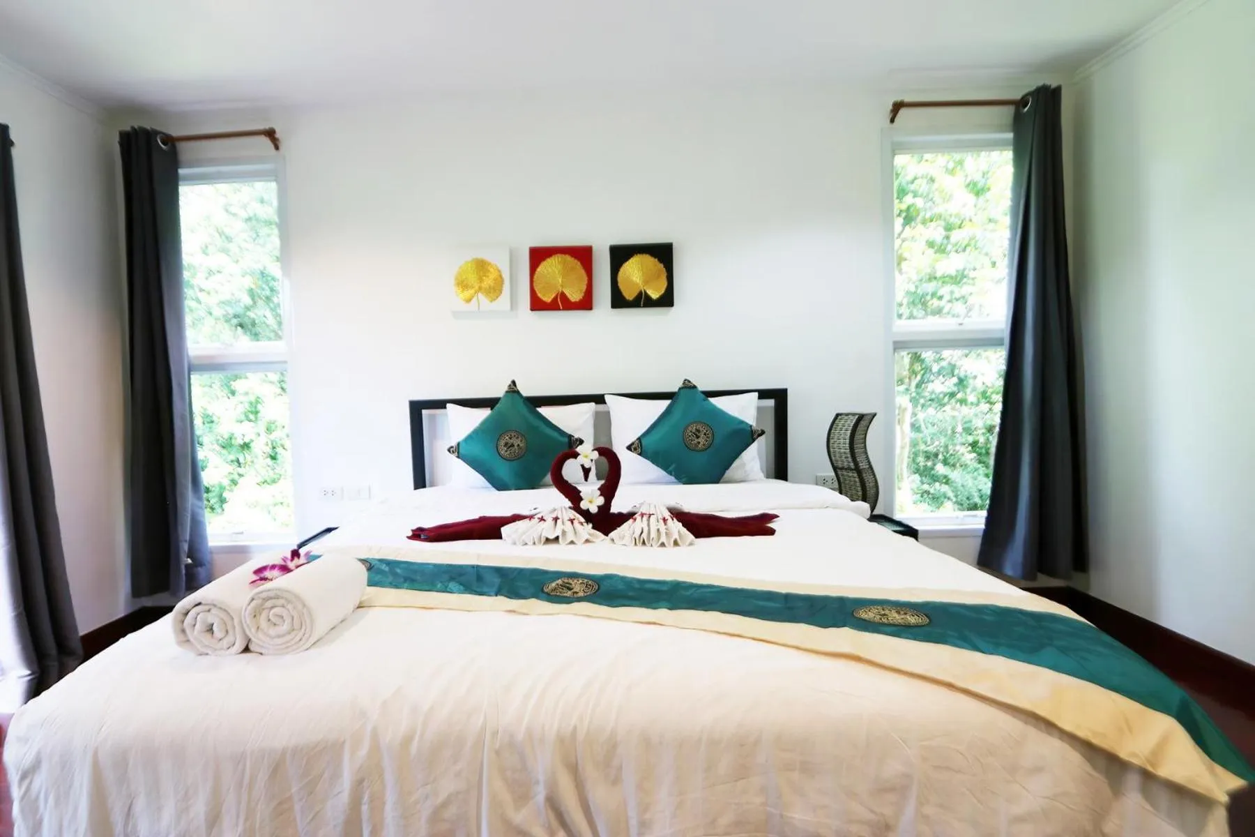 Bed in White Flower Lanta