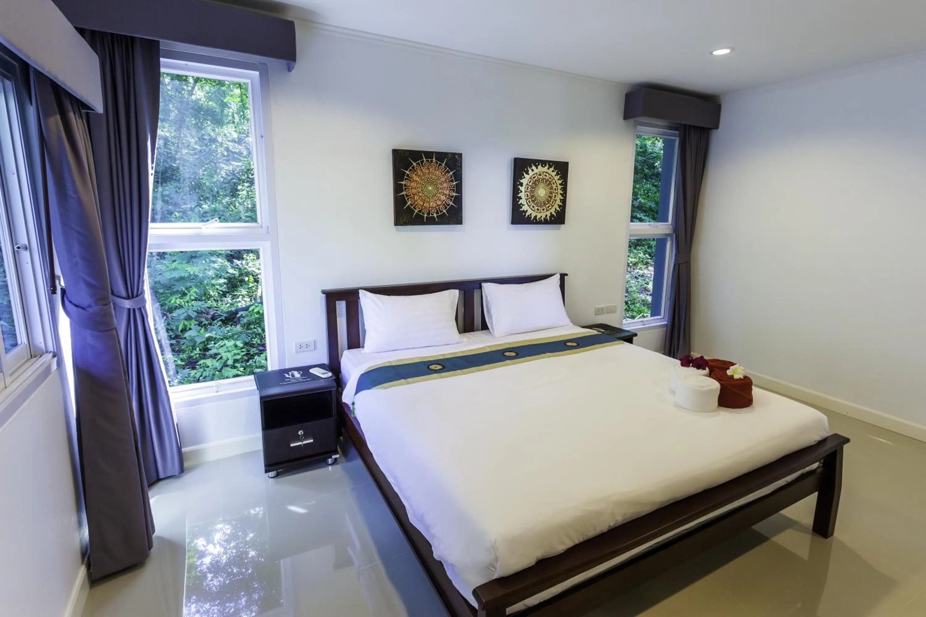 Bed in White Flower Lanta
