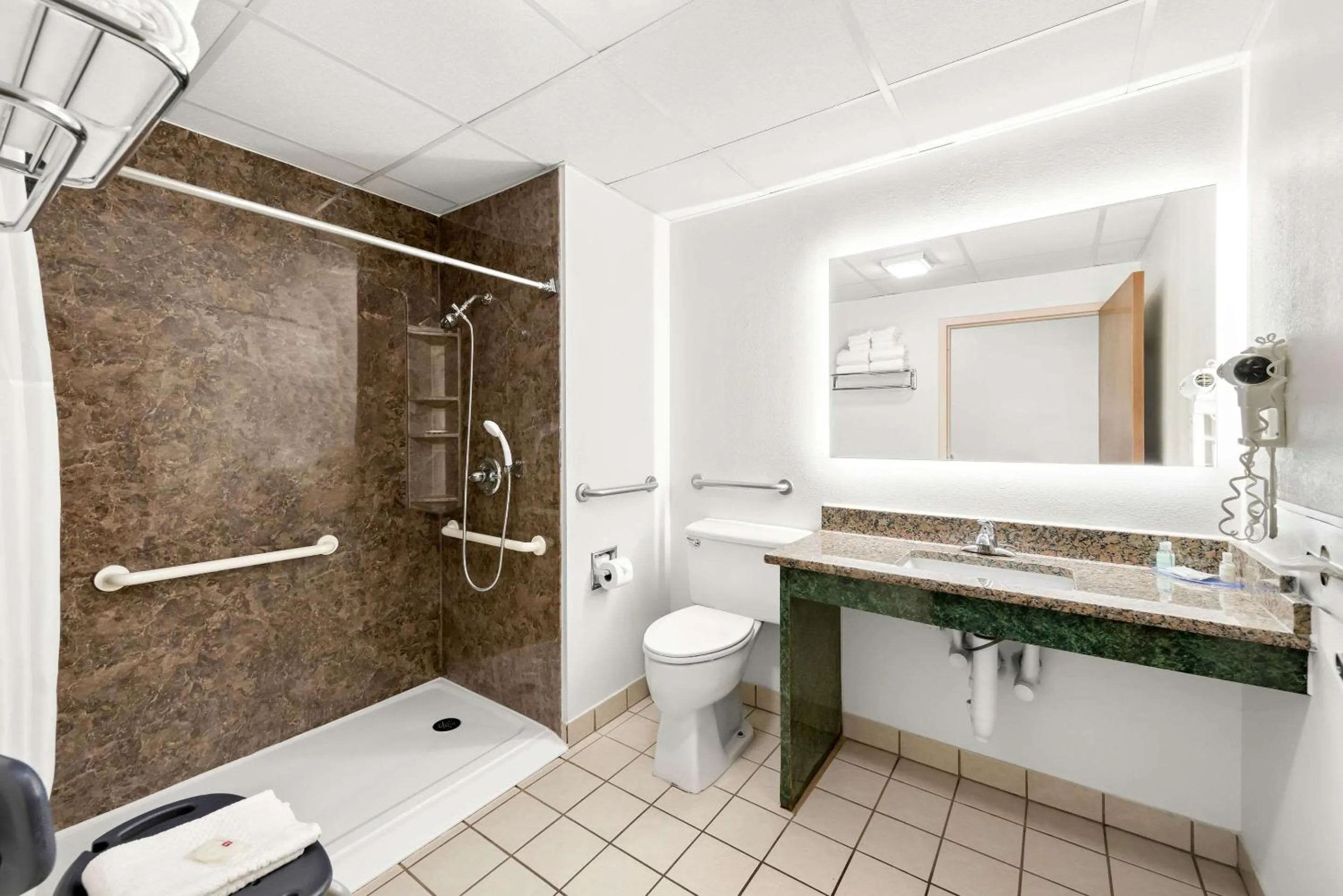 Bedroom in Clarion Inn Branson