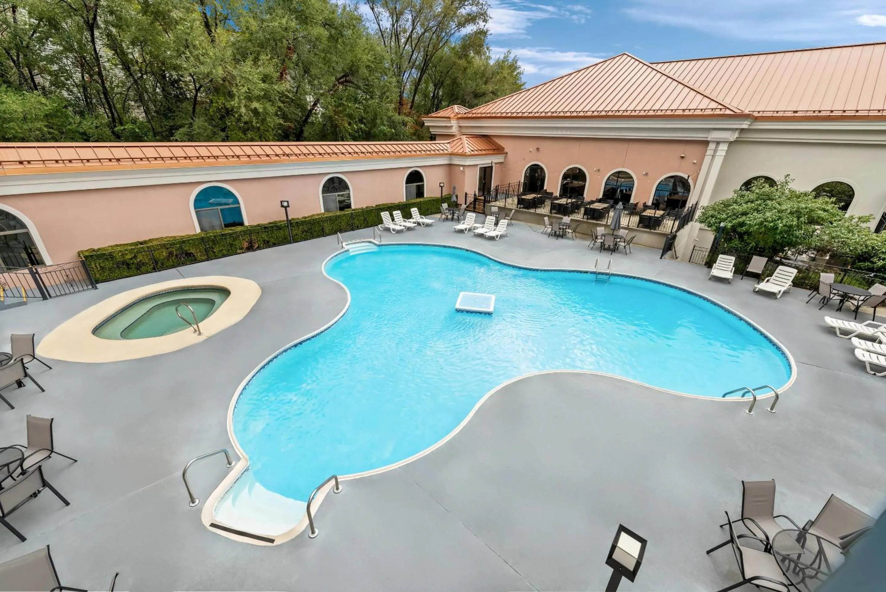 Swimming pool in Clarion Inn Branson