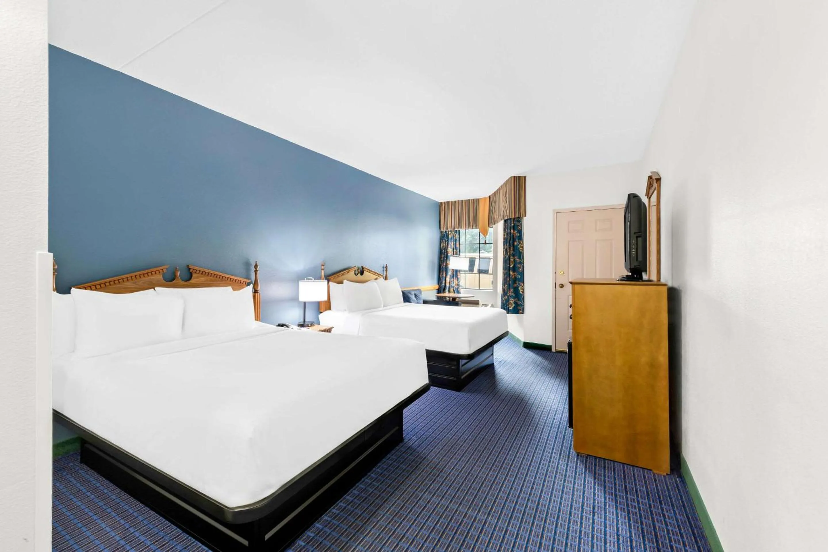 Bedroom, Bed in Clarion Inn Branson