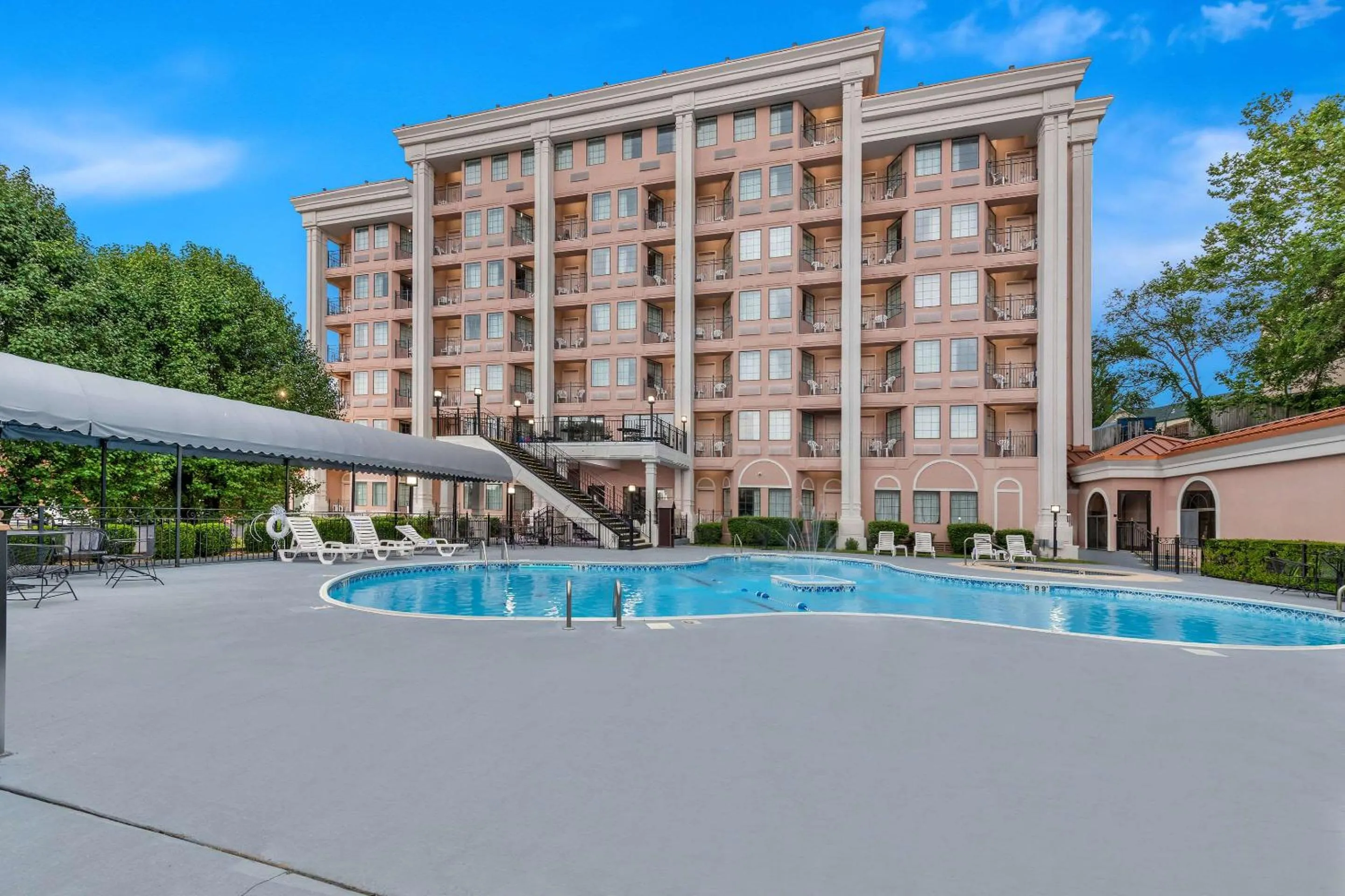 Swimming pool in Clarion Inn Branson