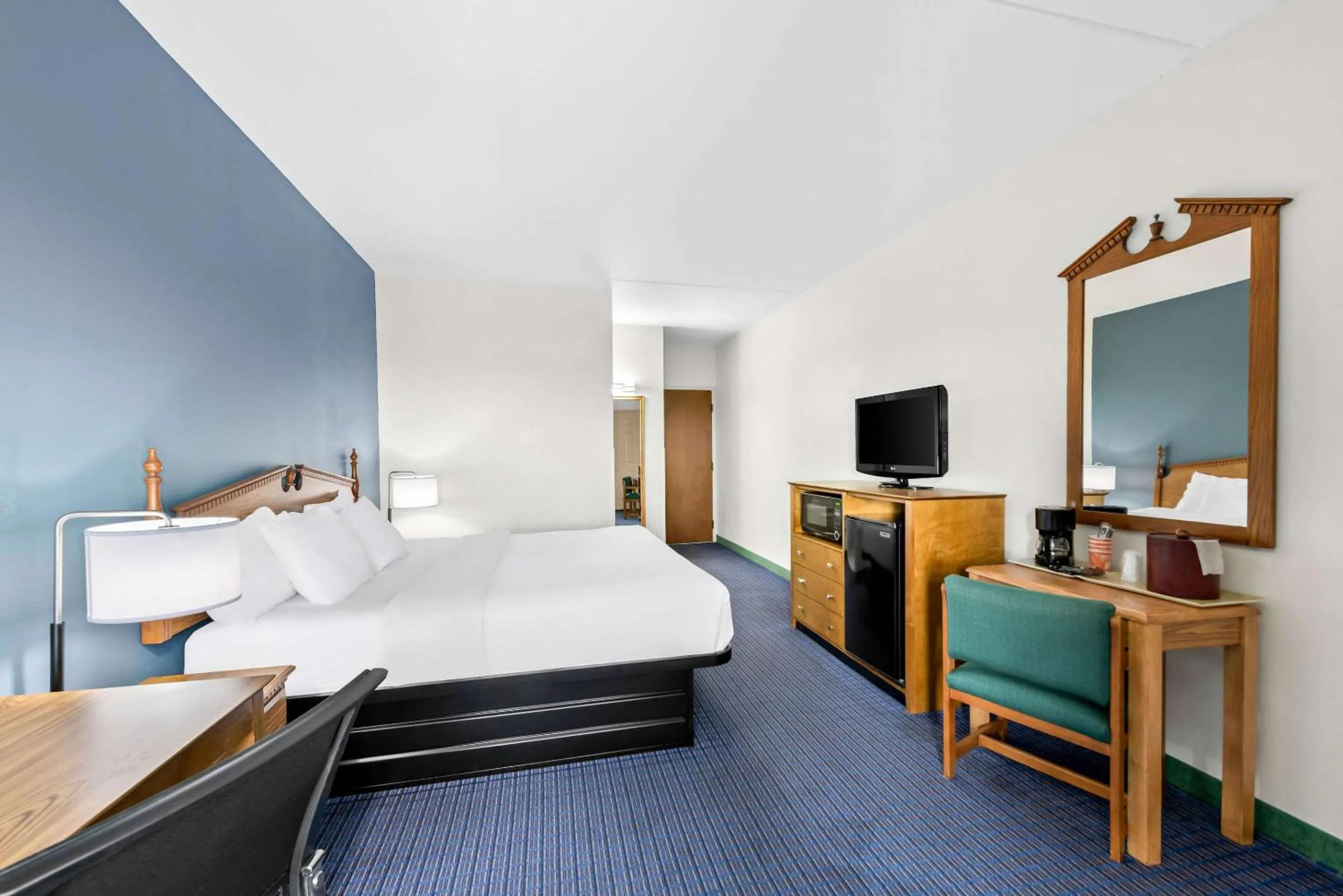 Bedroom, Bed in Clarion Inn Branson