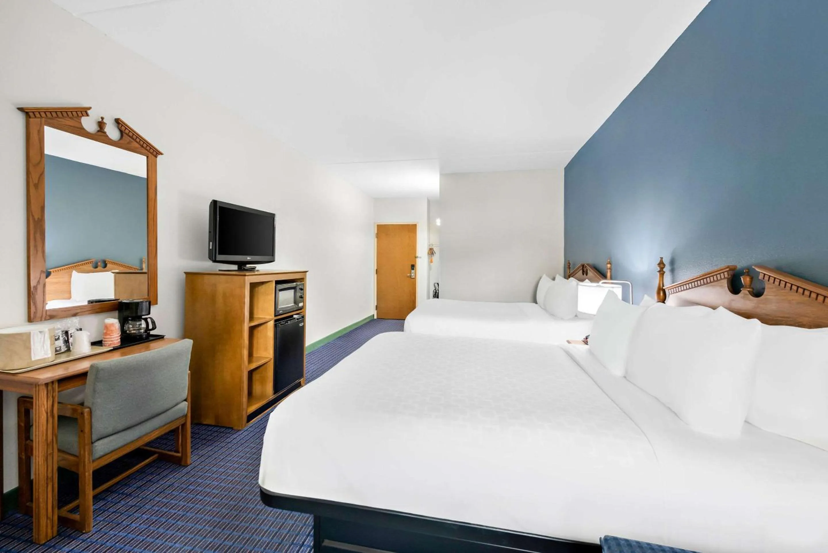 Bedroom, Bed in Clarion Inn Branson