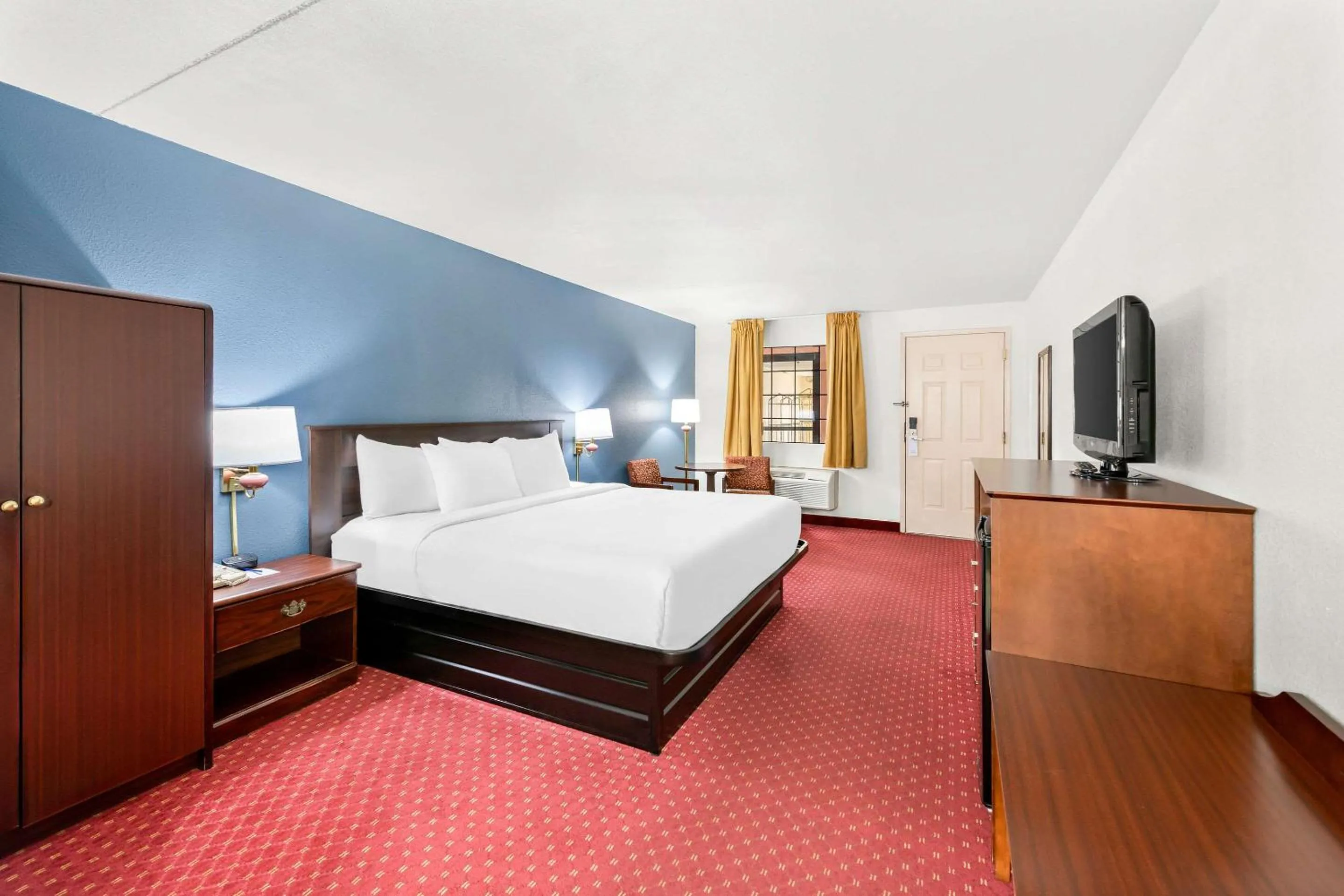 Bedroom, Bed in Clarion Inn Branson