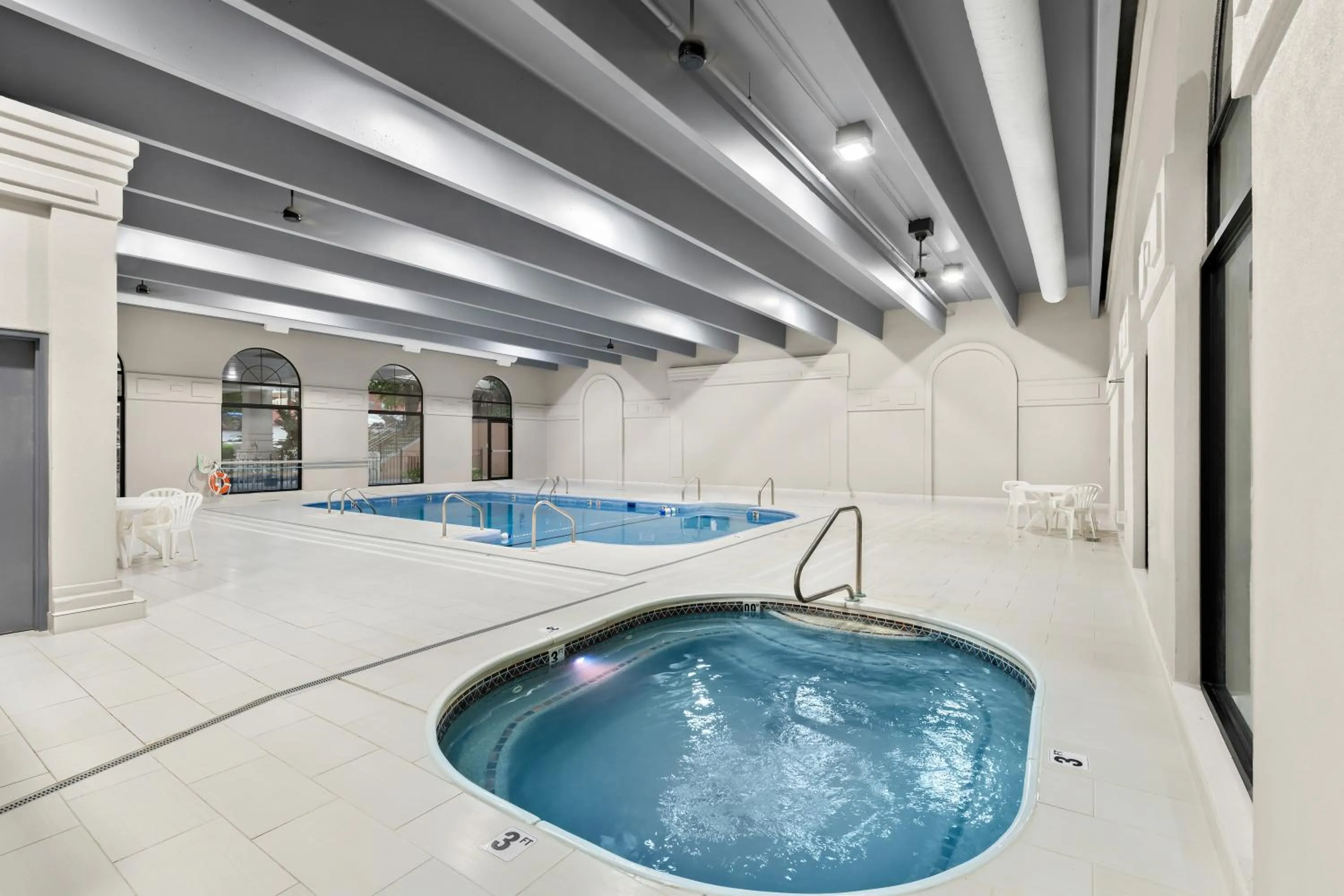 Swimming pool in Clarion Inn Branson