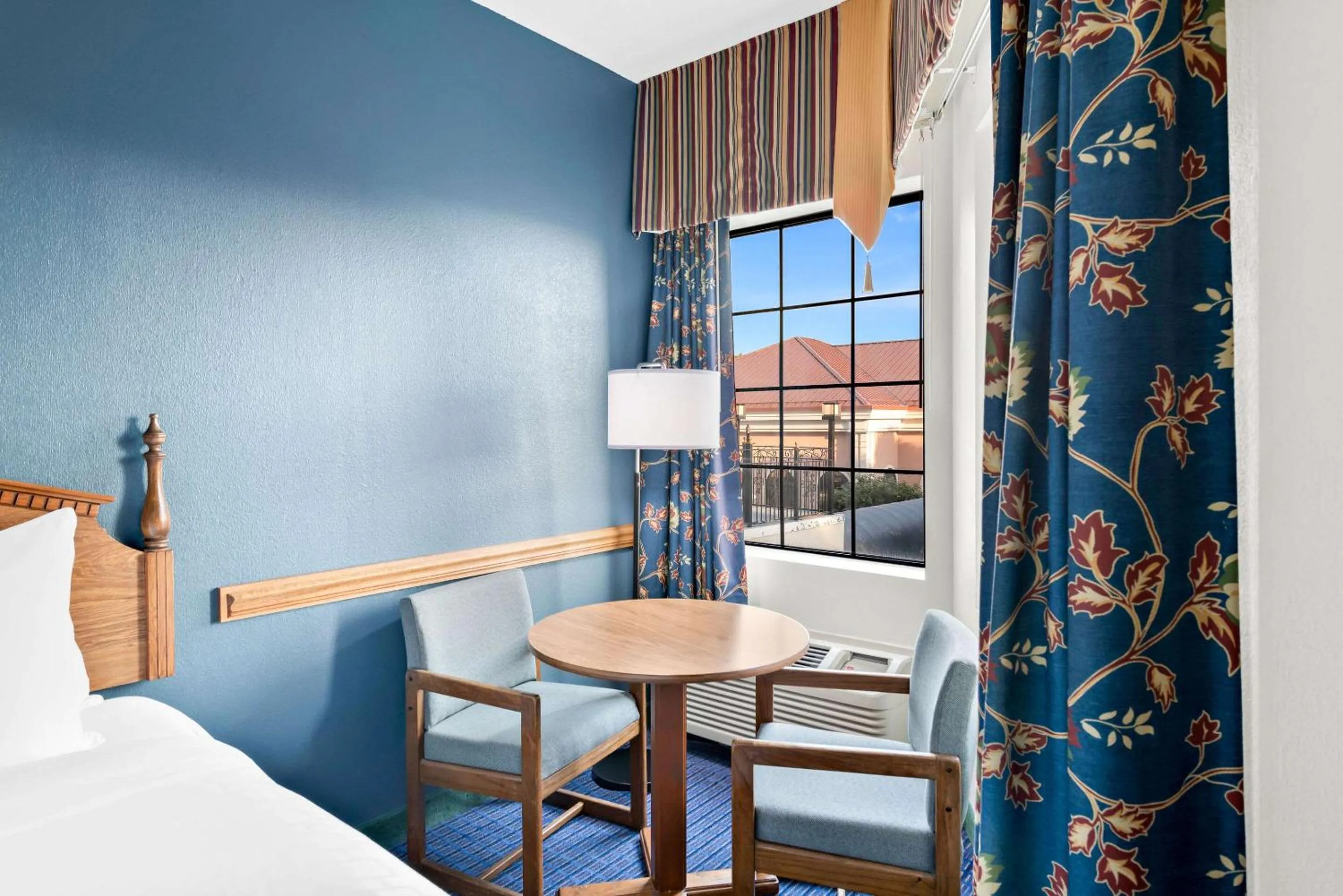 Bedroom, Bed in Clarion Inn Branson