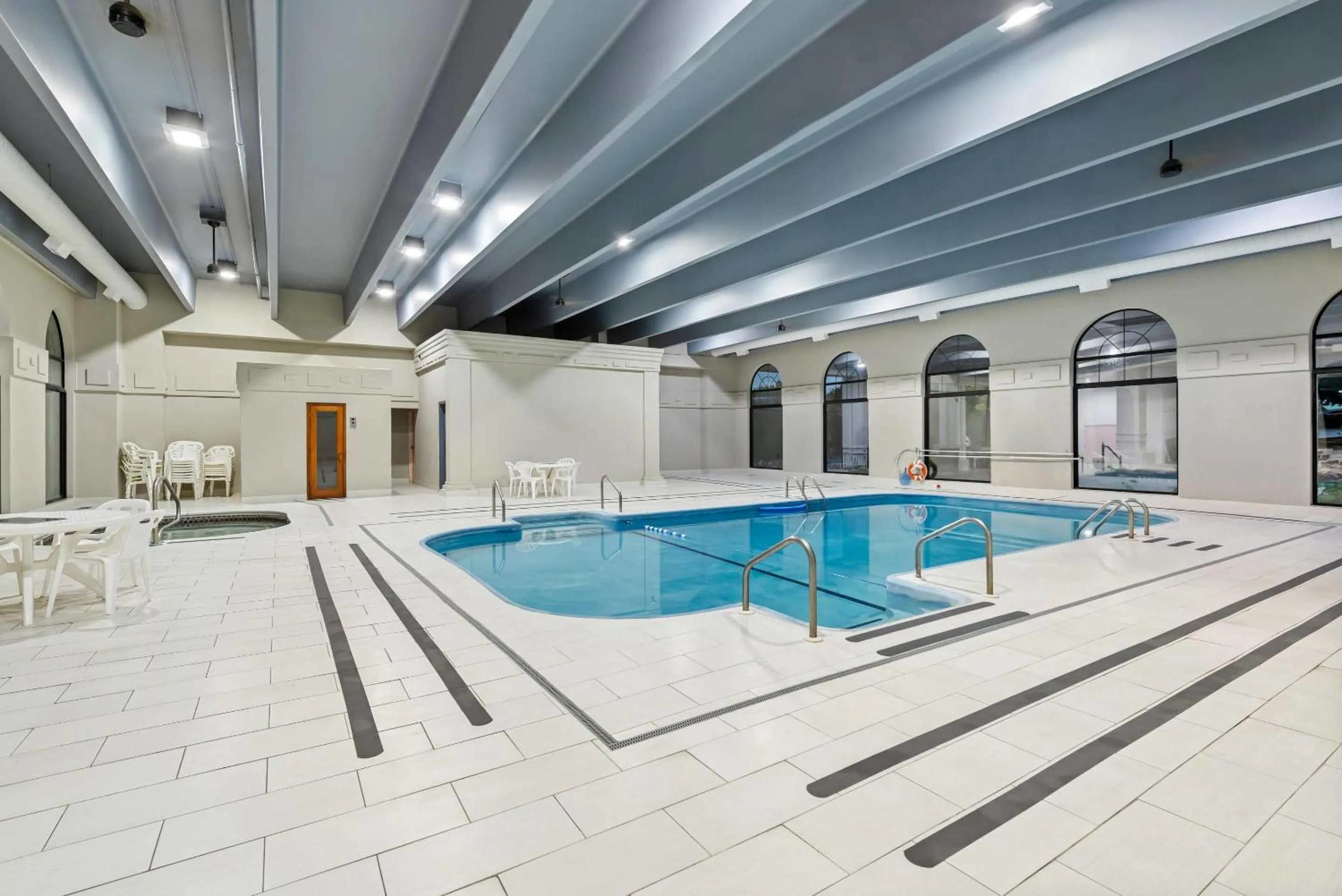 Swimming pool in Clarion Inn Branson