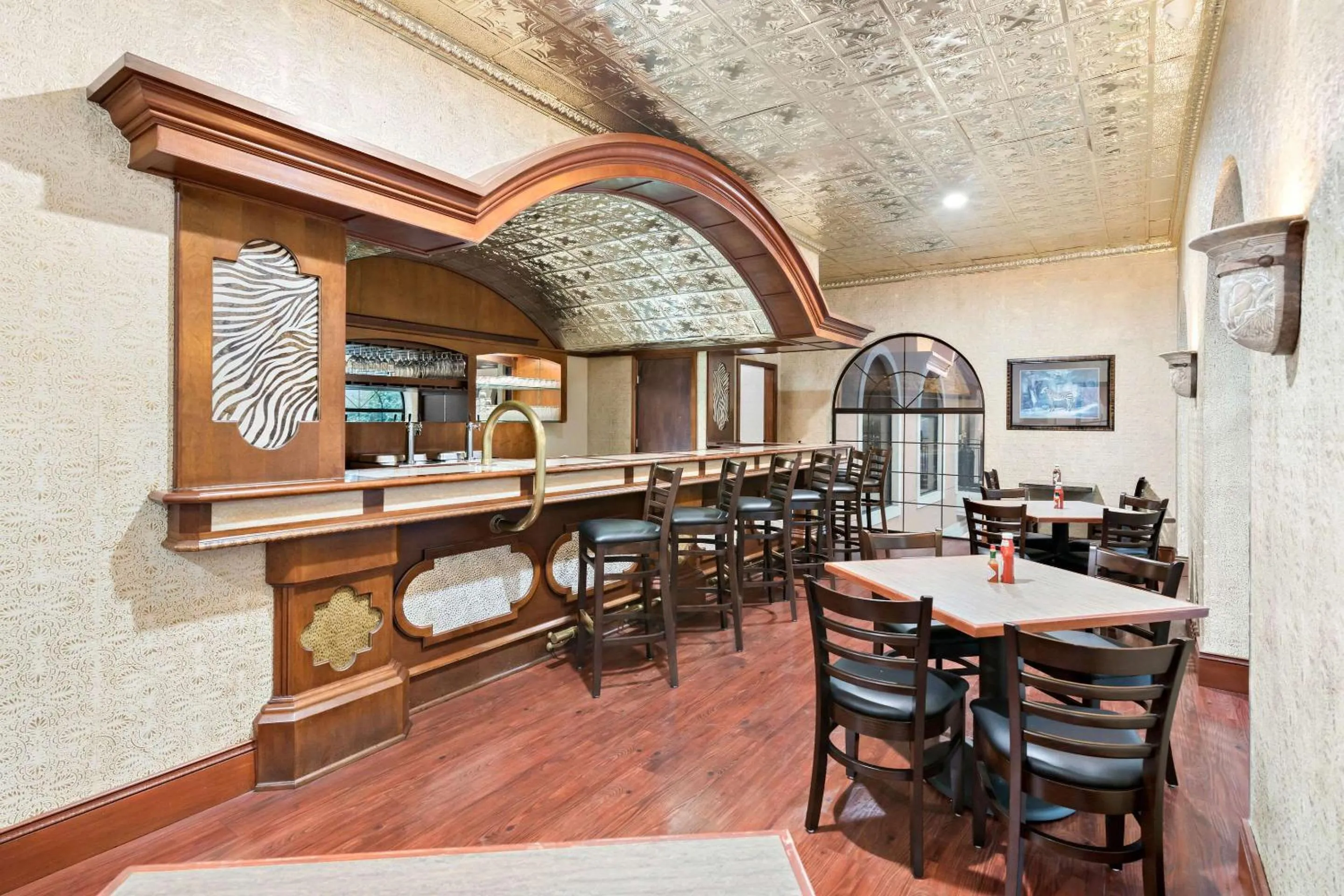 Lounge or bar in Clarion Inn Branson