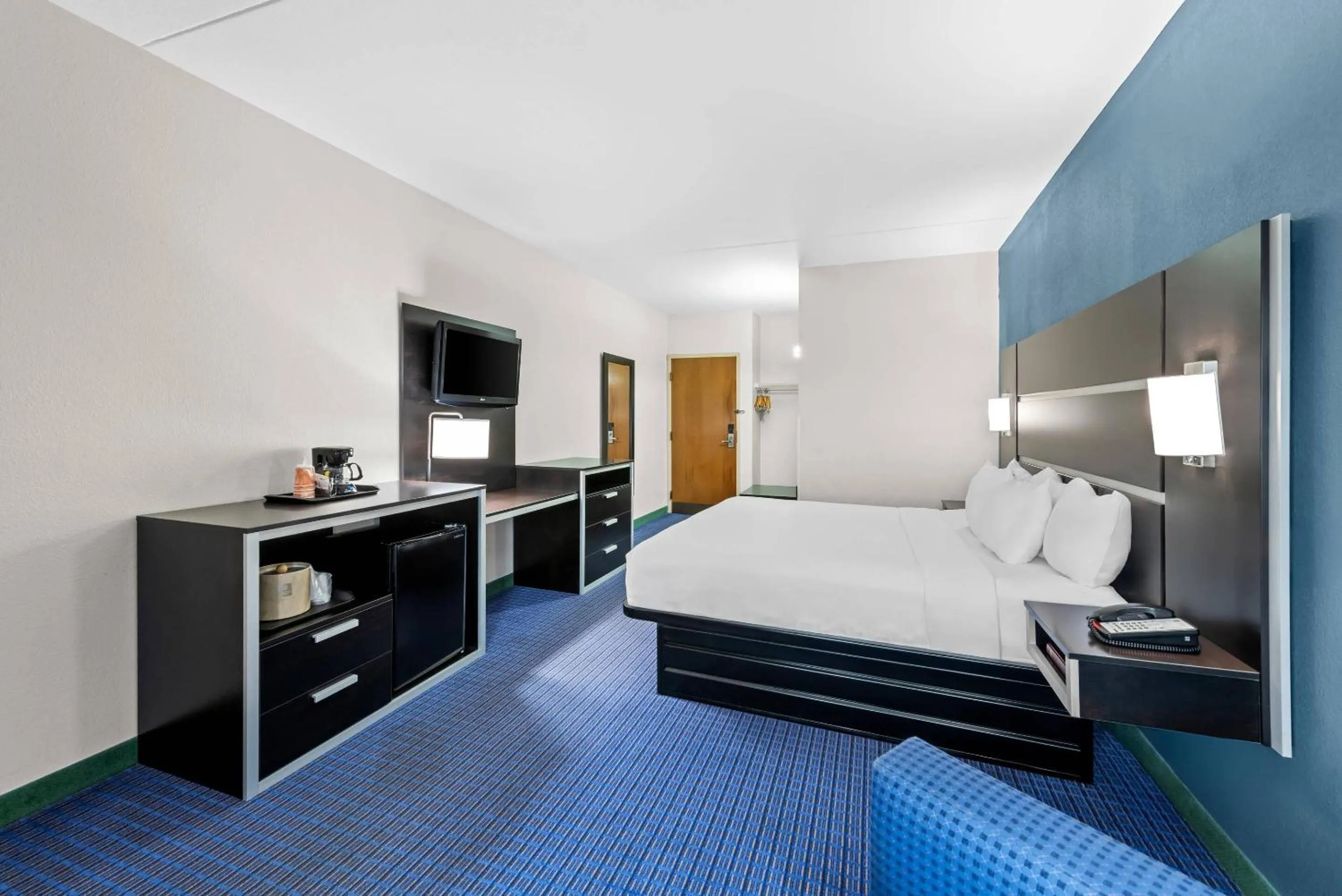 Bedroom, Bed in Clarion Inn Branson