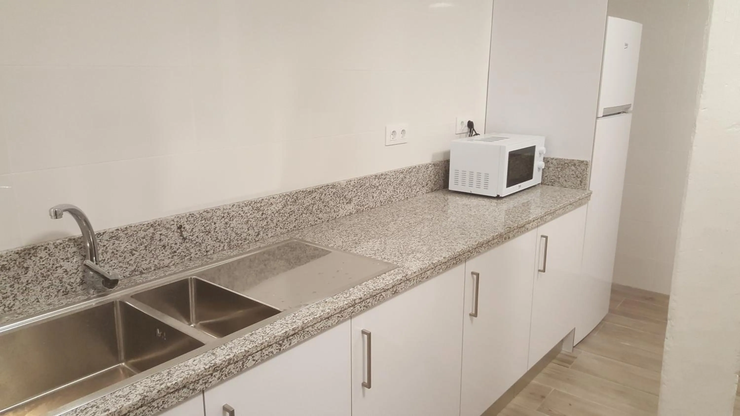 Communal kitchen in Albergue Logroño Centro