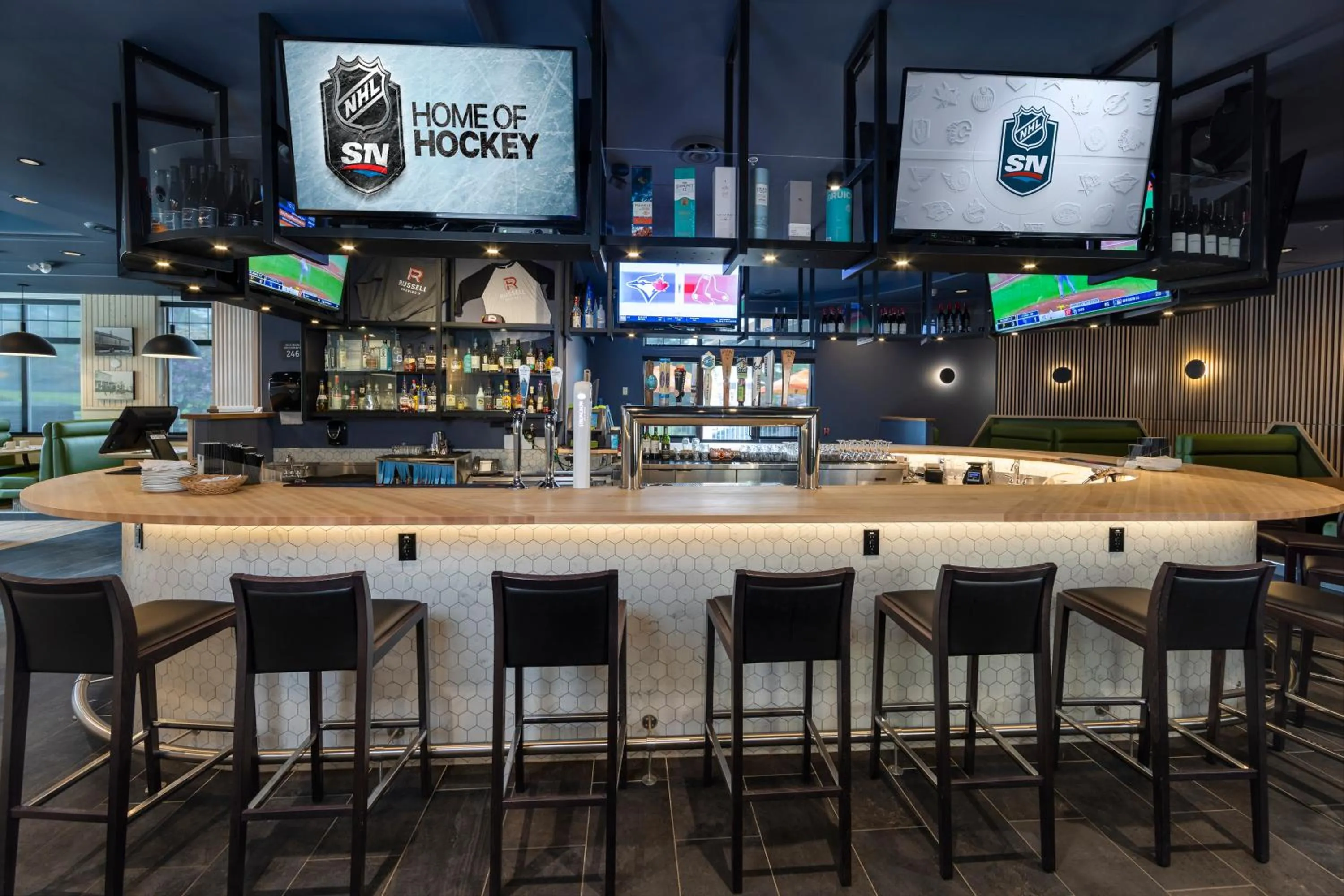 Lounge or bar in Holiday Inn Victoria - Elk Lake by IHG