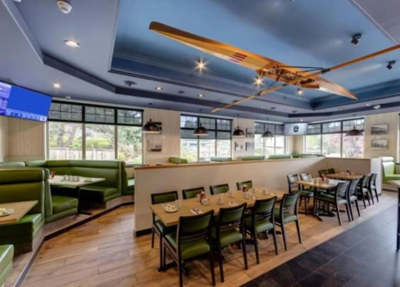 Restaurant/places to eat in Holiday Inn Victoria - Elk Lake by IHG