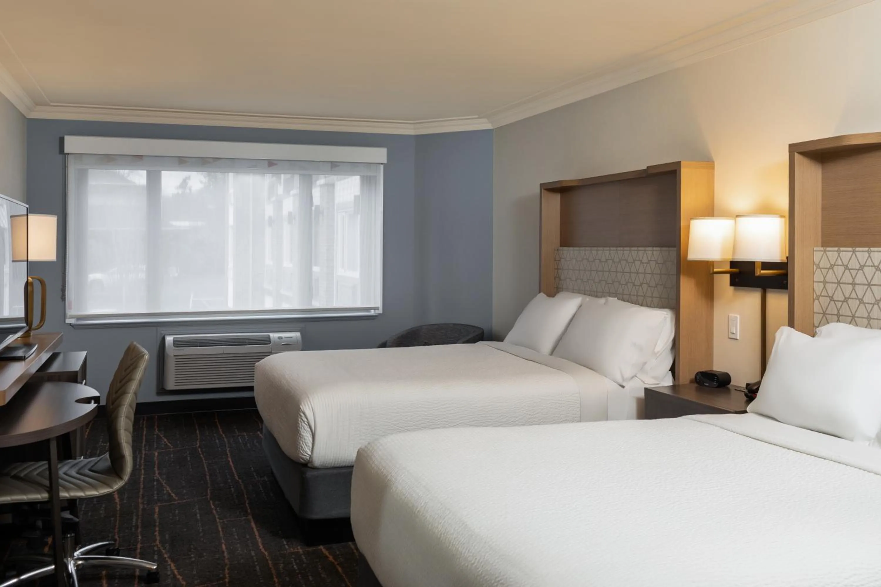 Bed in Holiday Inn Victoria - Elk Lake by IHG