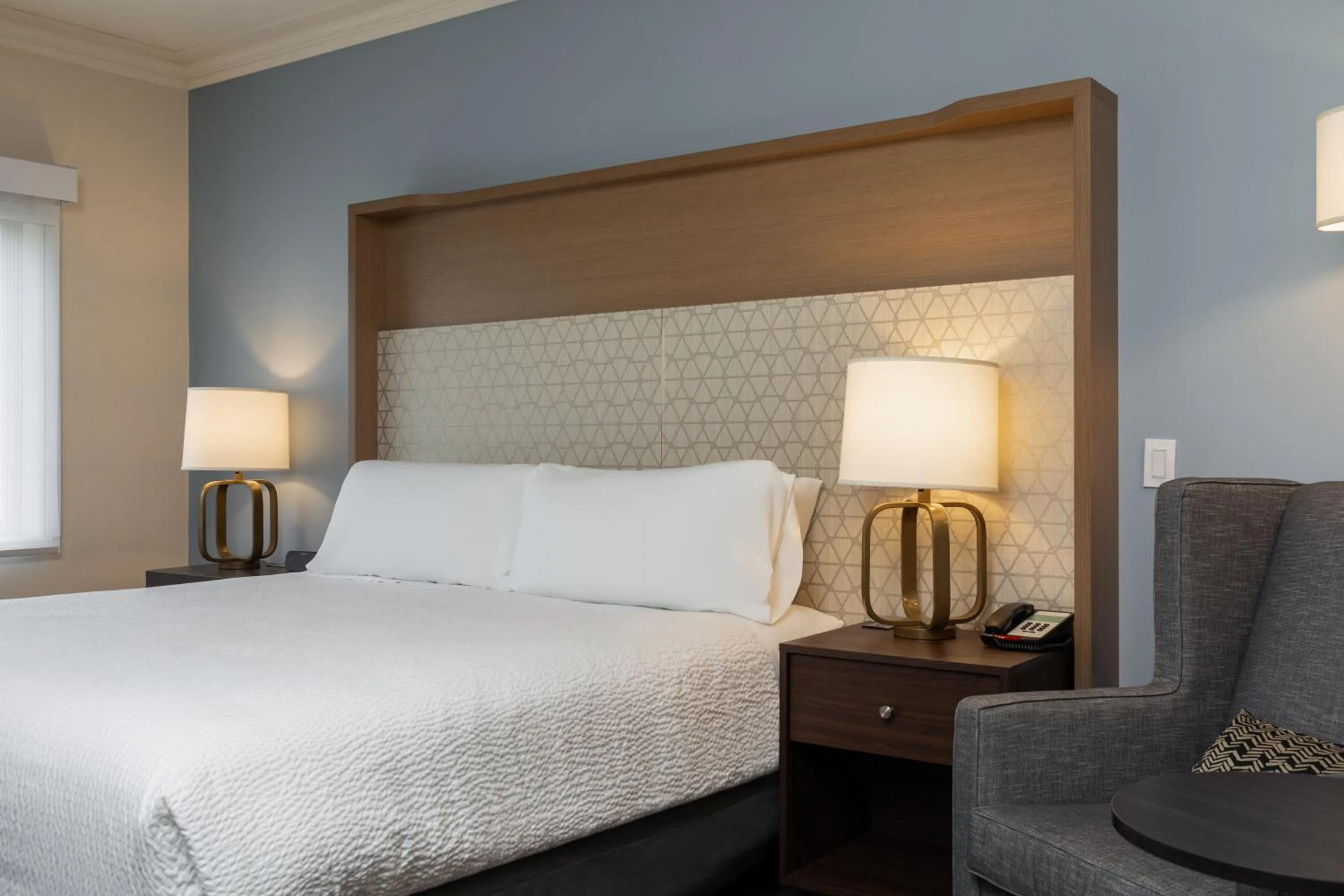 Bed in Holiday Inn Victoria - Elk Lake by IHG