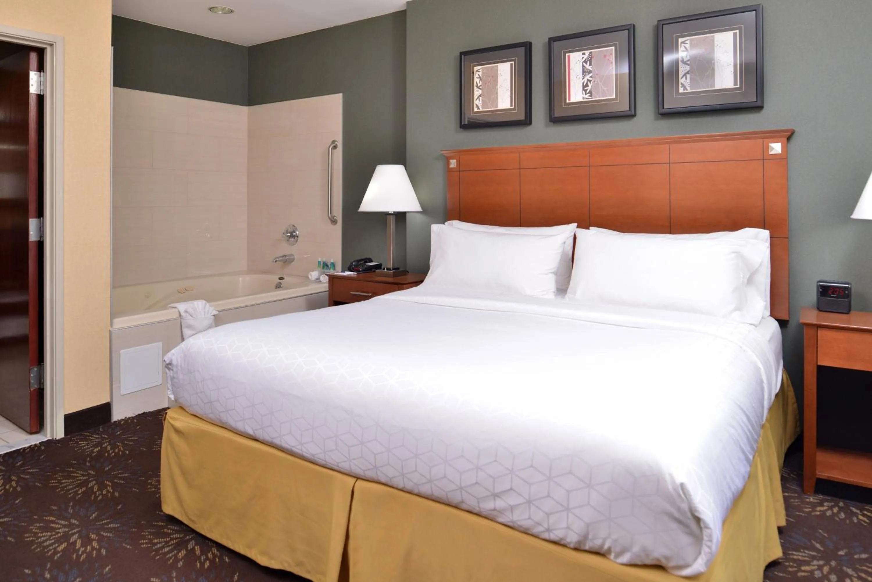 Photo of the whole room, Bed in Holiday Inn Express Hotel & Suites West Chester by IHG