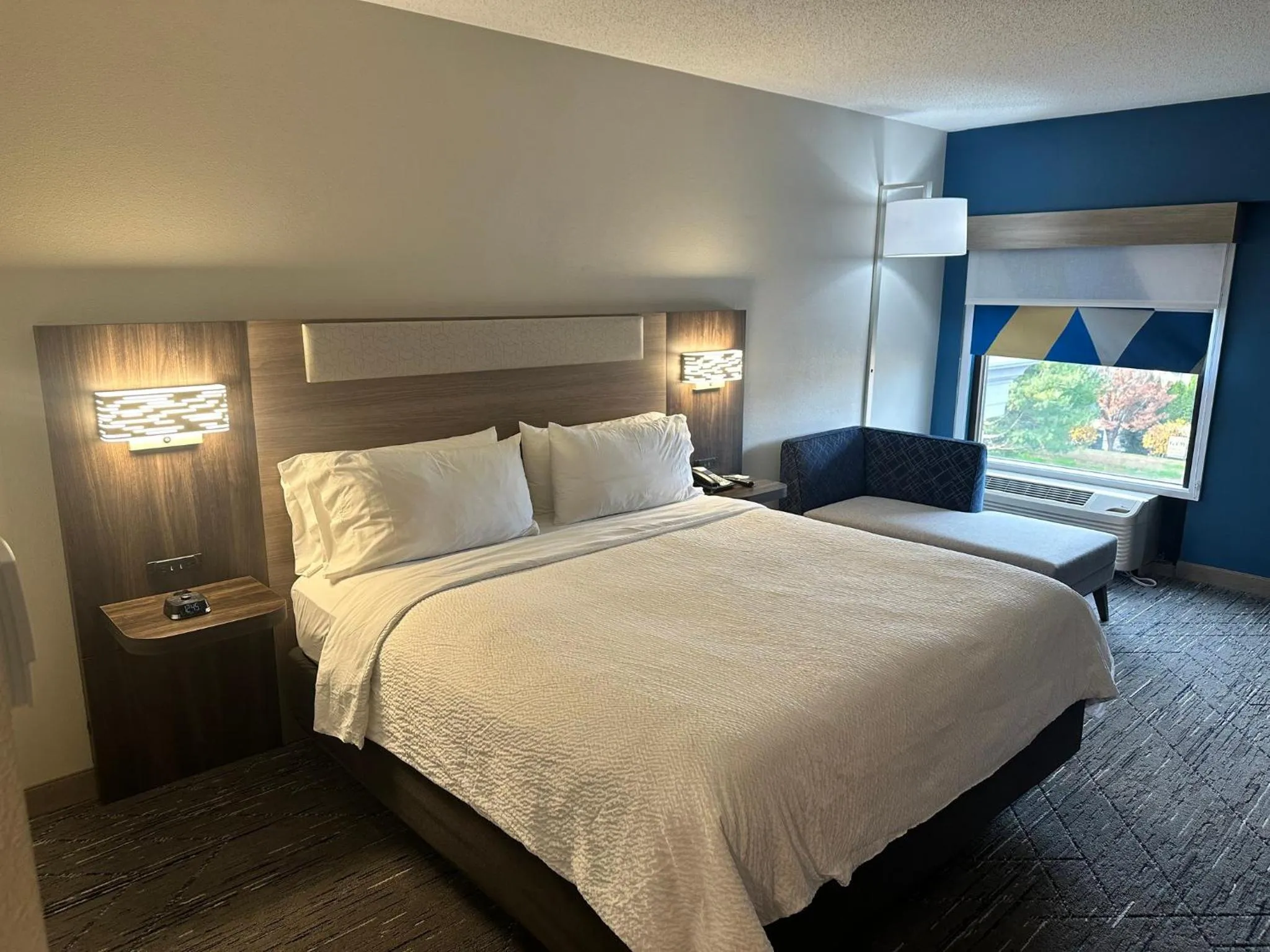 Photo of the whole room, Bed in Holiday Inn Express Hotel & Suites West Chester by IHG